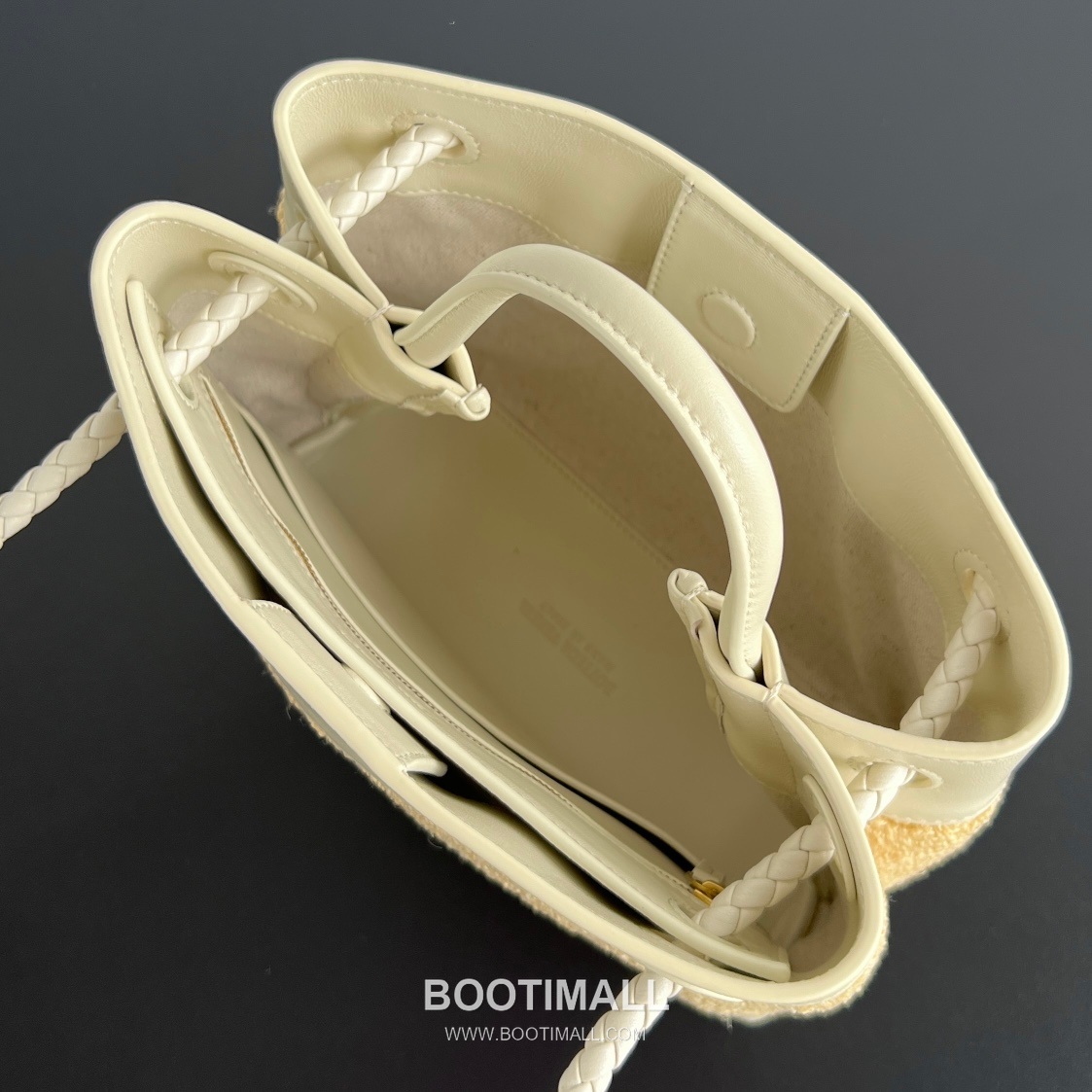 Bottega Veneta Andiamo Bag Nylon Raffia, Lambskin Beige Top Handle Bag 보테가 베네타 안디아모 백 나일론 라피아, 양가죽 베이지 탑핸들백 25×20×10cm 10