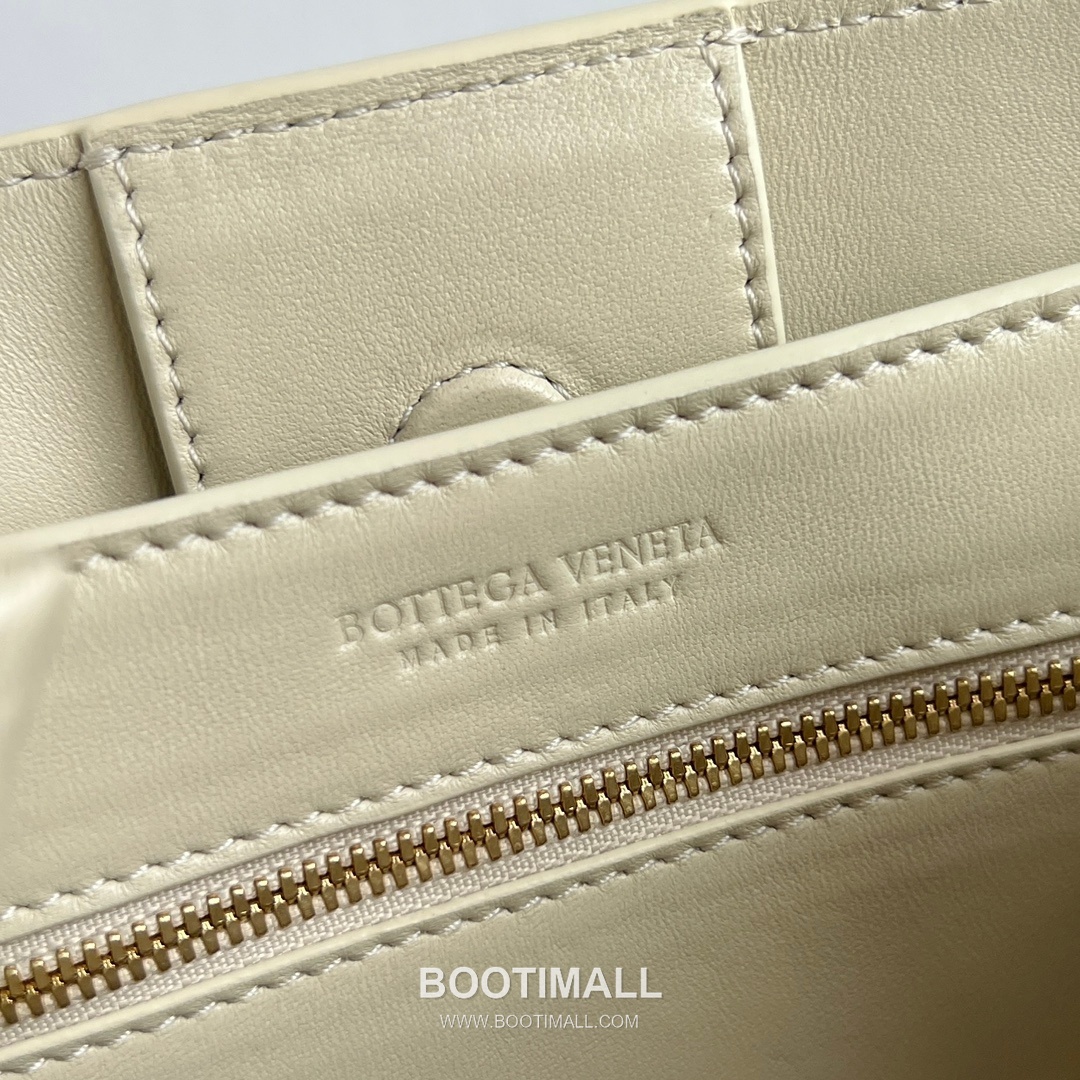 Bottega Veneta Andiamo Bag Nylon Raffia, Lambskin Beige Top Handle Bag 보테가 베네타 안디아모 백 나일론 라피아, 양가죽 베이지 탑핸들백 25×20×10cm 12