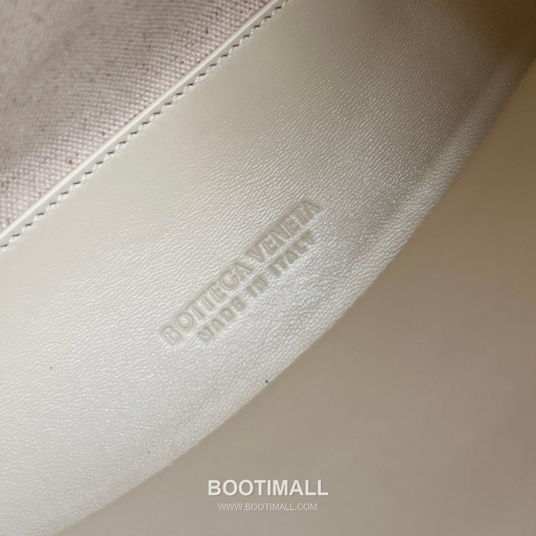 Bottega Veneta Andiamo Bag Nylon Raffia, Lambskin Beige Top Handle Bag 보테가 베네타 안디아모 백 나일론 라피아, 양가죽 베이지 탑핸들백 25×20×10cm 13