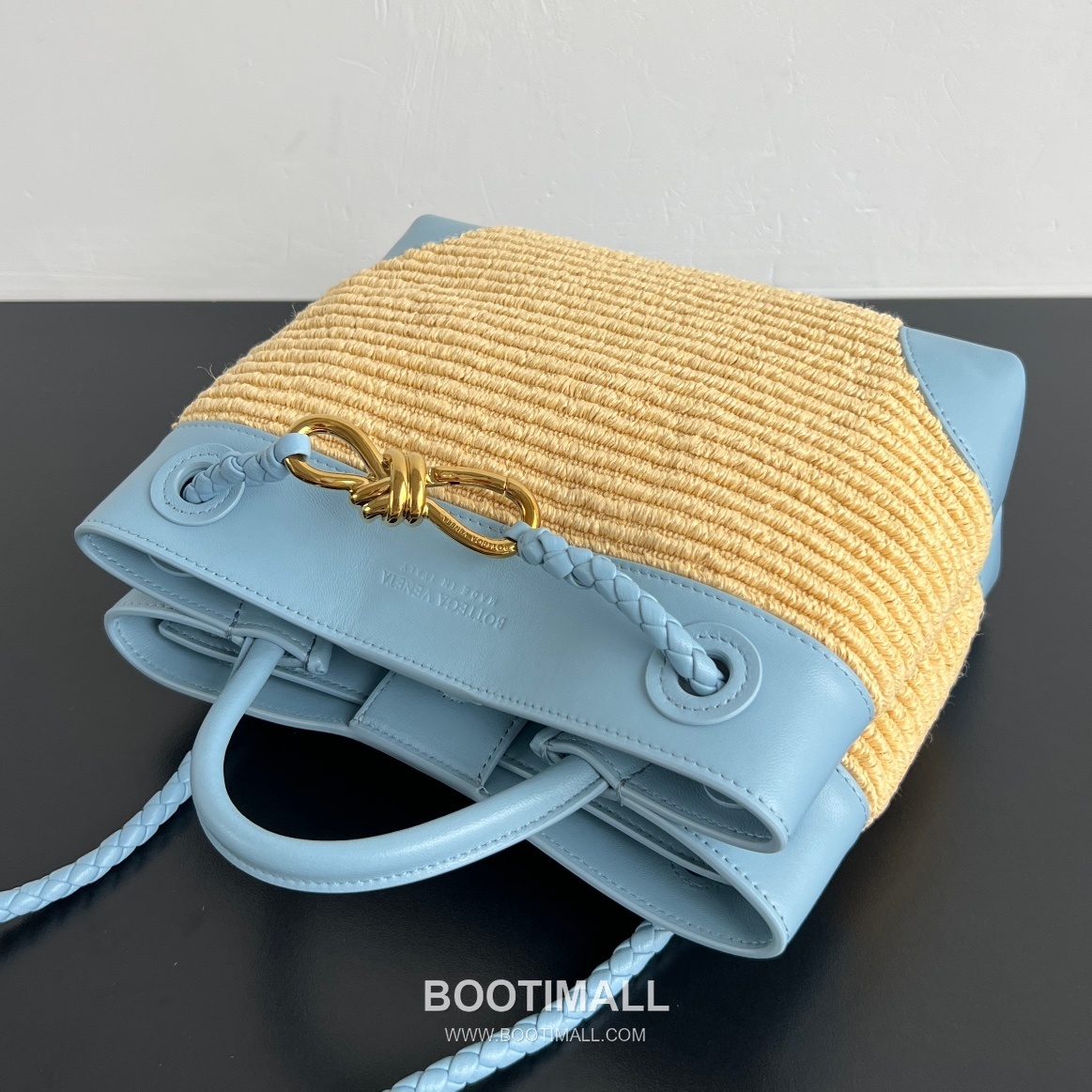 Bottega Veneta Andiamo Bag Nylon Raffia, Lambskin Beige Top Handle Bag 보테가 베네타 안디아모 백 나일론 라피아, 양가죽 베이지 탑핸들백 25cm 9