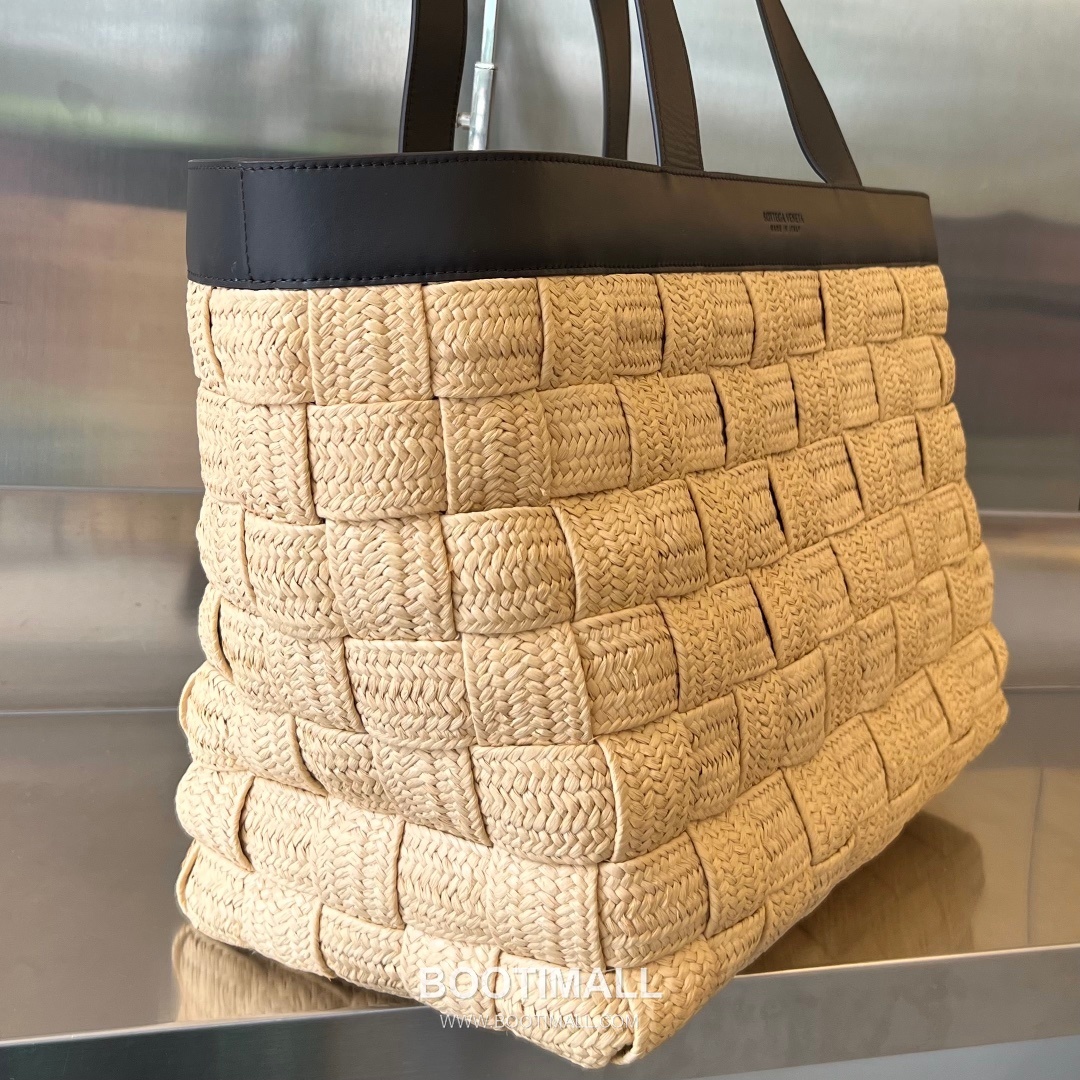 Bottega Veneta Raffia Woven Tote Raffia, Calfskin Beige Tote Bag 보테가 베네타 라피아 위빙 토트 라피아, 카프스킨 베이지 토트백 44cm 14