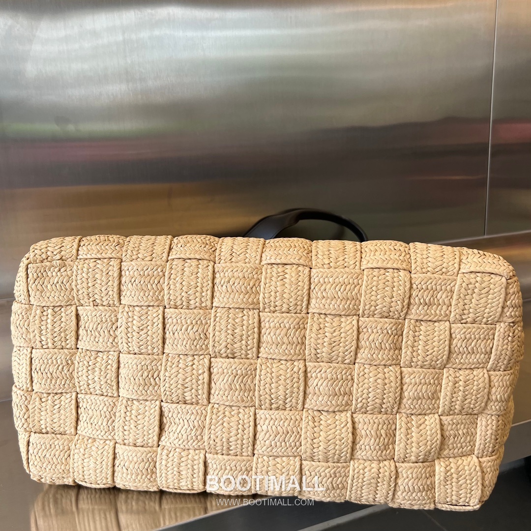 Bottega Veneta Raffia Woven Tote Raffia, Calfskin Beige Tote Bag 보테가 베네타 라피아 위빙 토트 라피아, 카프스킨 베이지 토트백 44cm 15
