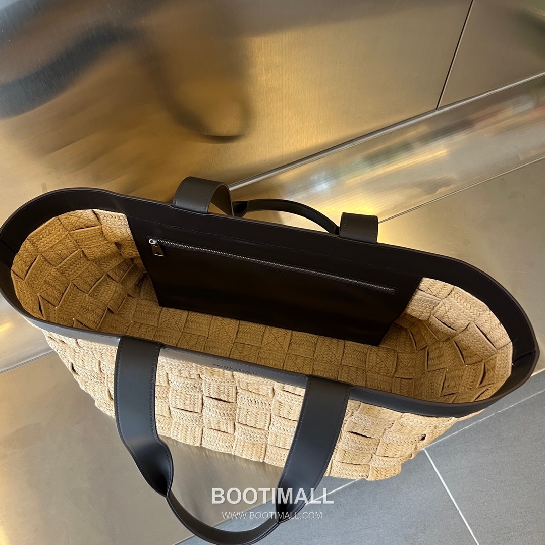 Bottega Veneta Raffia Woven Tote Raffia, Calfskin Beige Tote Bag 보테가 베네타 라피아 위빙 토트 라피아, 카프스킨 베이지 토트백 44cm 17