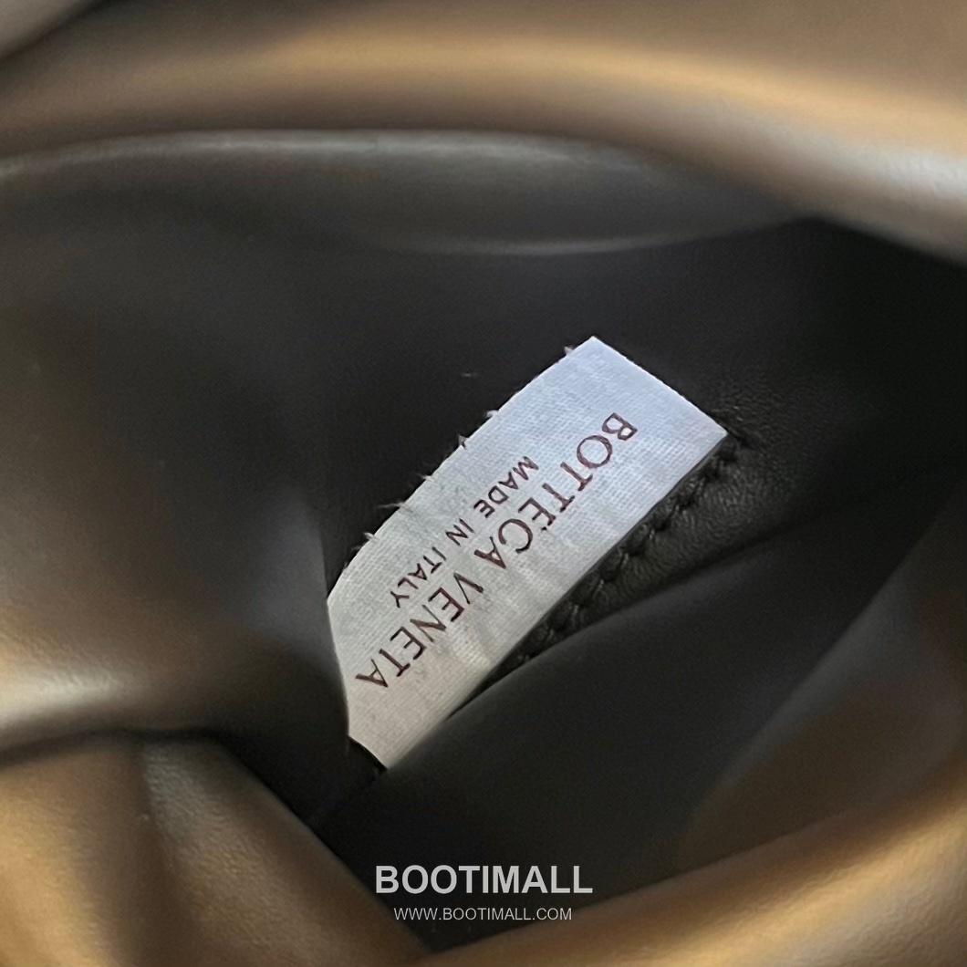 Bottega Veneta Raffia Woven Tote Raffia, Calfskin Beige Tote Bag 보테가 베네타 라피아 위빙 토트 라피아, 카프스킨 베이지 토트백 44cm 21