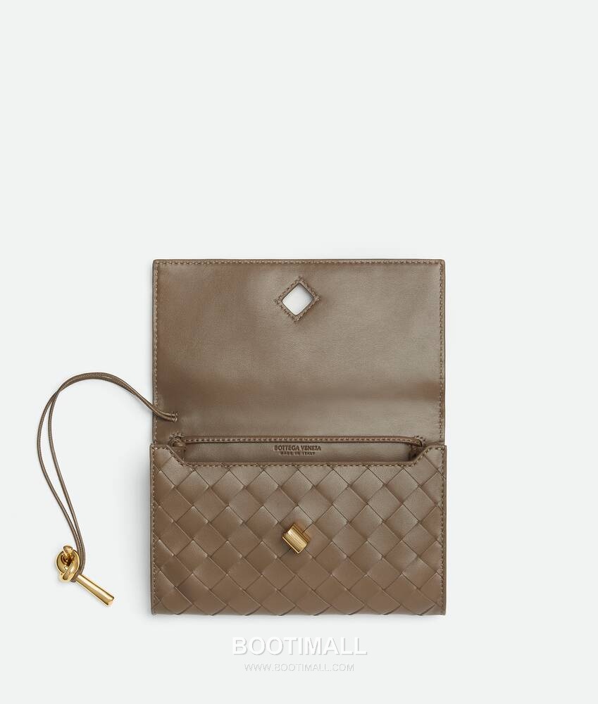 Bottega Veneta Andiamo Envelope Intrecciato Lambskin White Crossbody Bag 보테가 베네타 안디아모 엔벨로프 인트레치아토 램스킨 화이트 크로스백 19cm 2