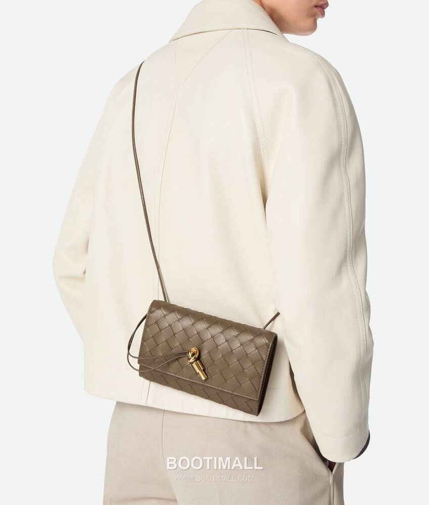 Bottega Veneta Andiamo Envelope Intrecciato Lambskin White Crossbody Bag 보테가 베네타 안디아모 엔벨로프 인트레치아토 램스킨 화이트 크로스백 19cm 3