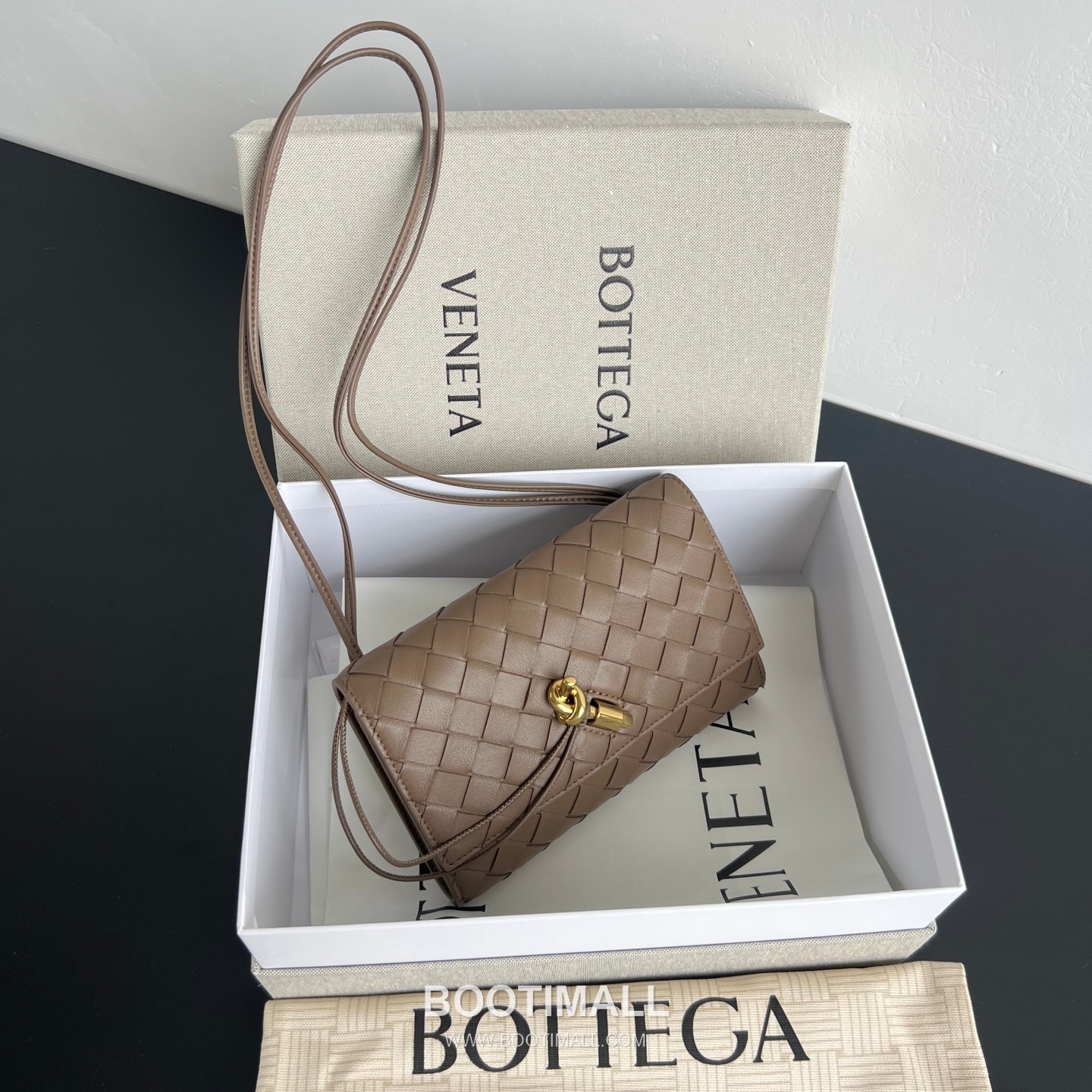Bottega Veneta Andiamo Envelope Intrecciato Lambskin White Crossbody Bag 보테가 베네타 안디아모 엔벨로프 인트레치아토 램스킨 화이트 크로스백 19cm 4