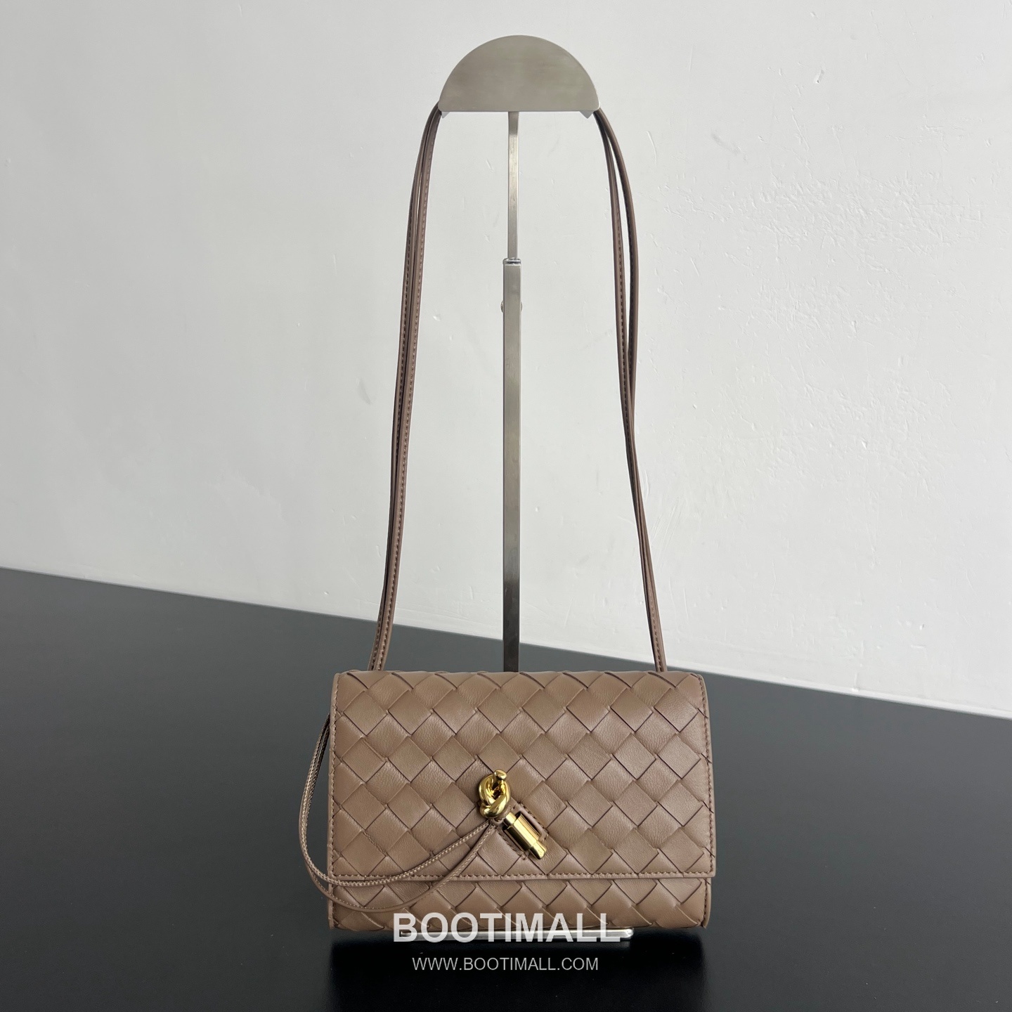 Bottega Veneta Andiamo Envelope Intrecciato Lambskin White Crossbody Bag 보테가 베네타 안디아모 엔벨로프 인트레치아토 램스킨 화이트 크로스백 19cm 5