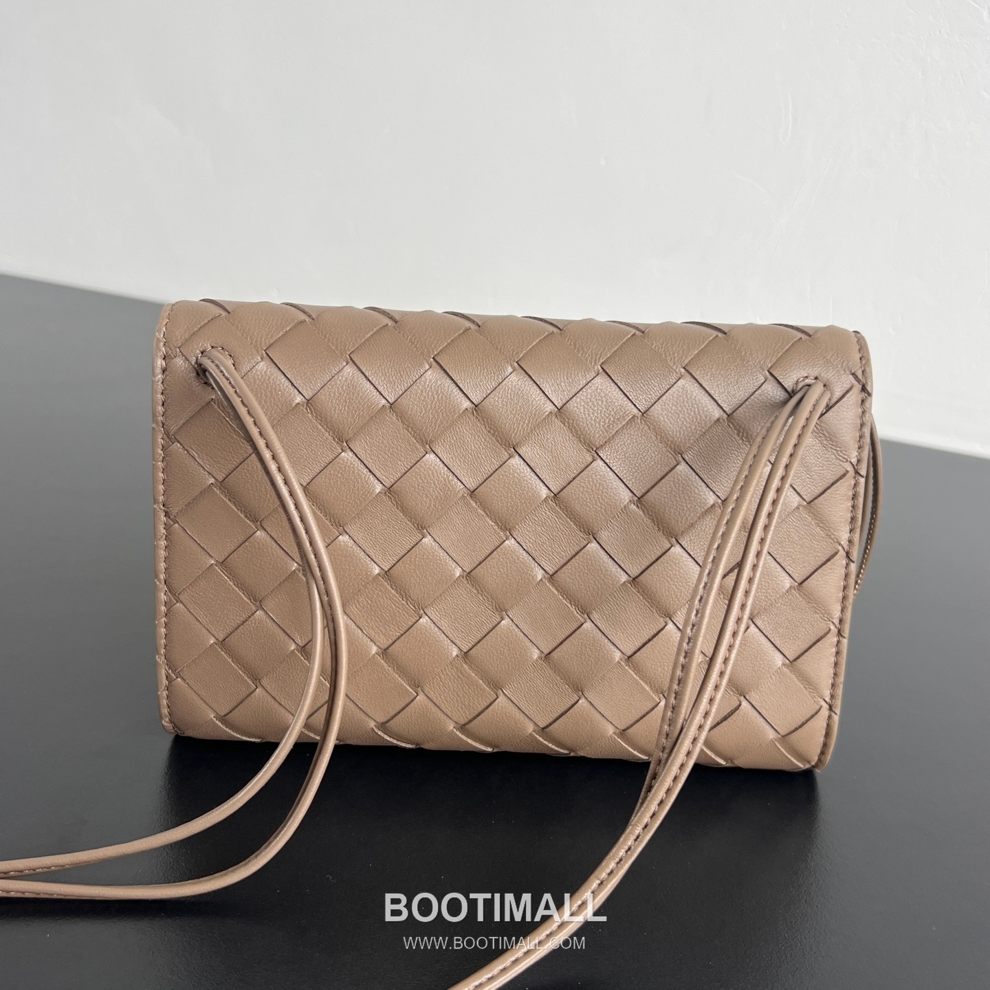 Bottega Veneta Andiamo Envelope Intrecciato Lambskin White Crossbody Bag 보테가 베네타 안디아모 엔벨로프 인트레치아토 램스킨 화이트 크로스백 19cm 7