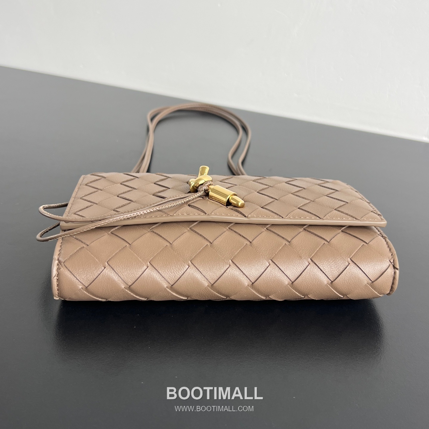 Bottega Veneta Andiamo Envelope Intrecciato Lambskin White Crossbody Bag 보테가 베네타 안디아모 엔벨로프 인트레치아토 램스킨 화이트 크로스백 19cm 8