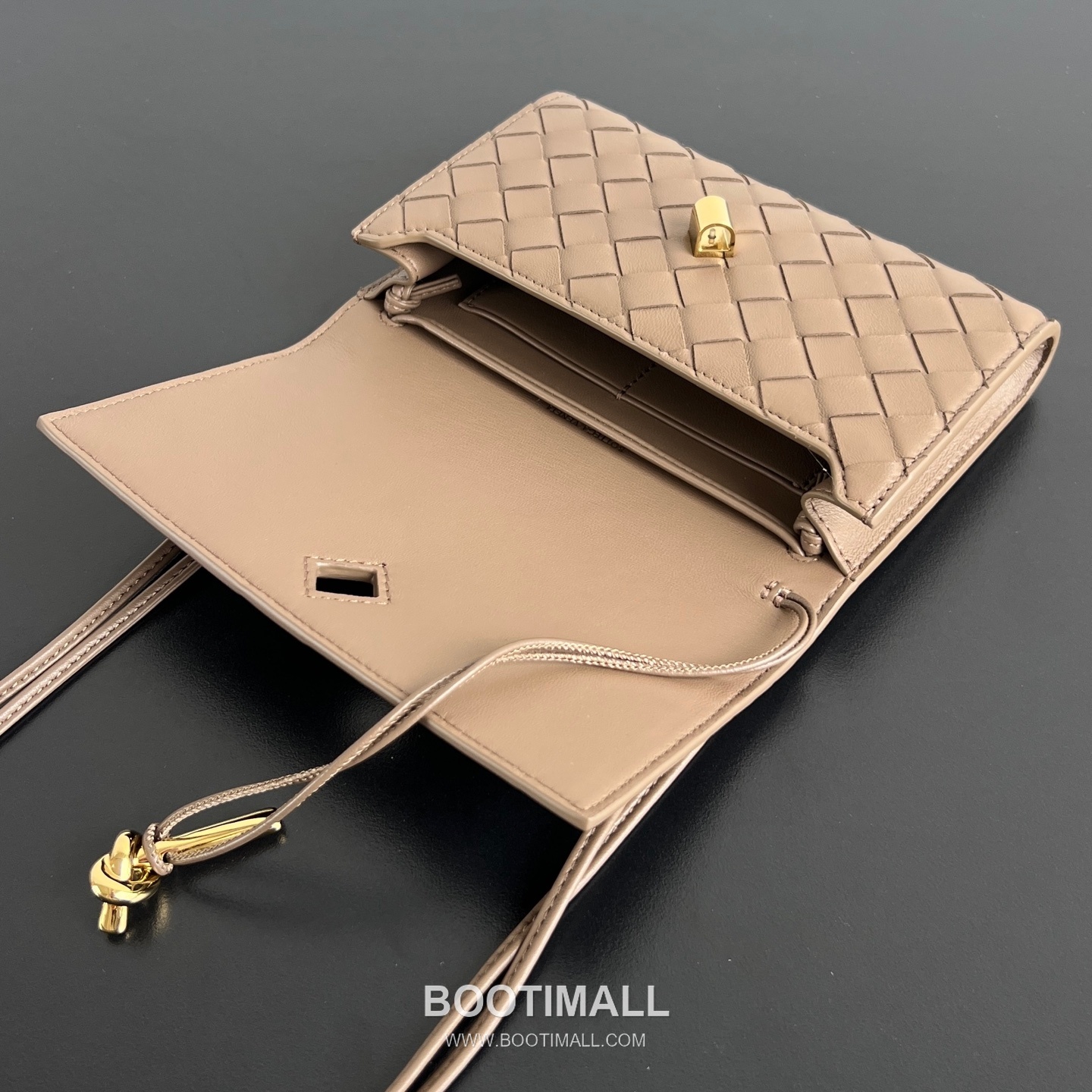 Bottega Veneta Andiamo Envelope Intrecciato Lambskin White Crossbody Bag 보테가 베네타 안디아모 엔벨로프 인트레치아토 램스킨 화이트 크로스백 19cm 10