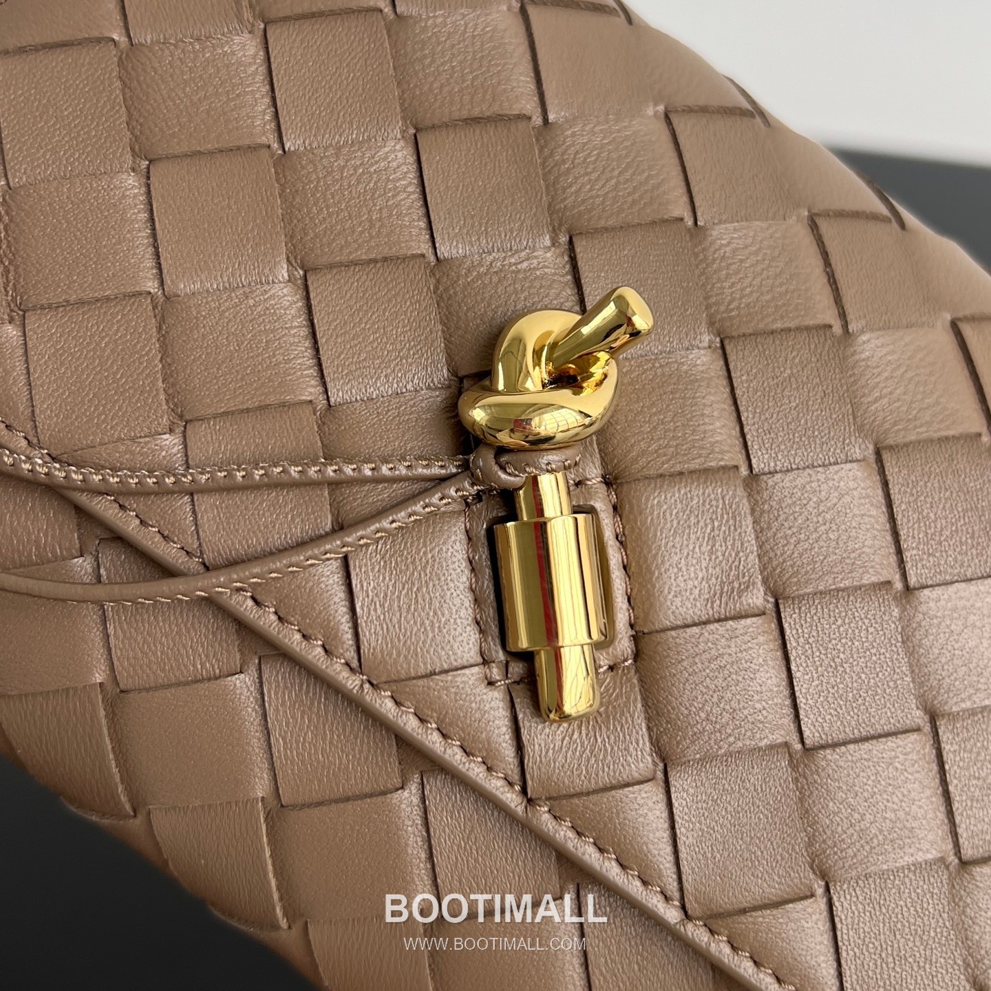 Bottega Veneta Andiamo Envelope Intrecciato Lambskin White Crossbody Bag 보테가 베네타 안디아모 엔벨로프 인트레치아토 램스킨 화이트 크로스백 19cm 11