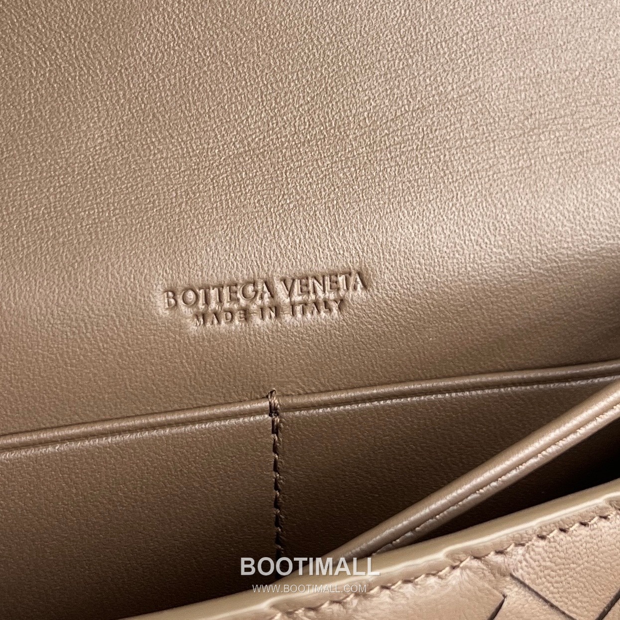 Bottega Veneta Andiamo Envelope Intrecciato Lambskin White Crossbody Bag 보테가 베네타 안디아모 엔벨로프 인트레치아토 램스킨 화이트 크로스백 19cm 13