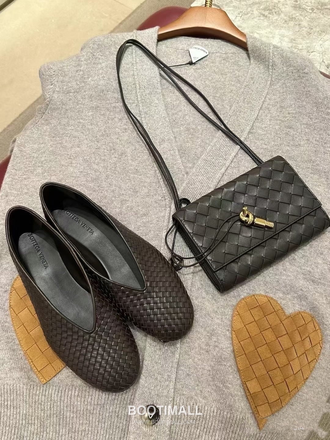 Bottega Veneta Andiamo Envelope Intrecciato Lambskin White Crossbody Bag 보테가 베네타 안디아모 엔벨로프 인트레치아토 램스킨 화이트 크로스백 19cm 2