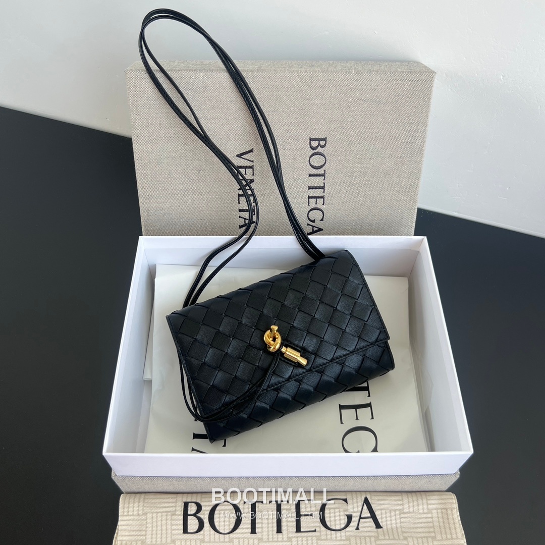 Bottega Veneta Andiamo Envelope Intrecciato Lambskin White Crossbody Bag 보테가 베네타 안디아모 엔벨로프 인트레치아토 램스킨 화이트 크로스백 19cm 4