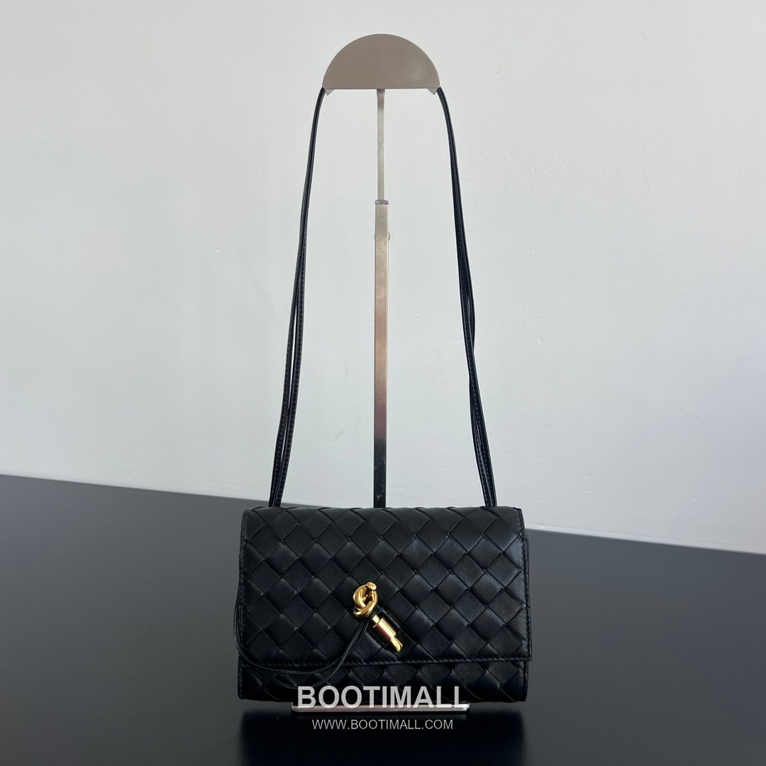 Bottega Veneta Andiamo Envelope Intrecciato Lambskin White Crossbody Bag 보테가 베네타 안디아모 엔벨로프 인트레치아토 램스킨 화이트 크로스백 19cm 5