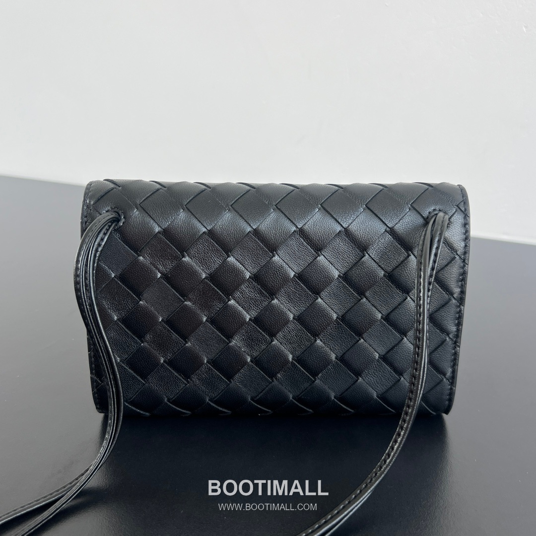 Bottega Veneta Andiamo Envelope Intrecciato Lambskin White Crossbody Bag 보테가 베네타 안디아모 엔벨로프 인트레치아토 램스킨 화이트 크로스백 19cm 7