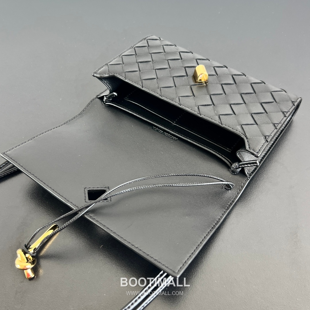 Bottega Veneta Andiamo Envelope Intrecciato Lambskin White Crossbody Bag 보테가 베네타 안디아모 엔벨로프 인트레치아토 램스킨 화이트 크로스백 19cm 9