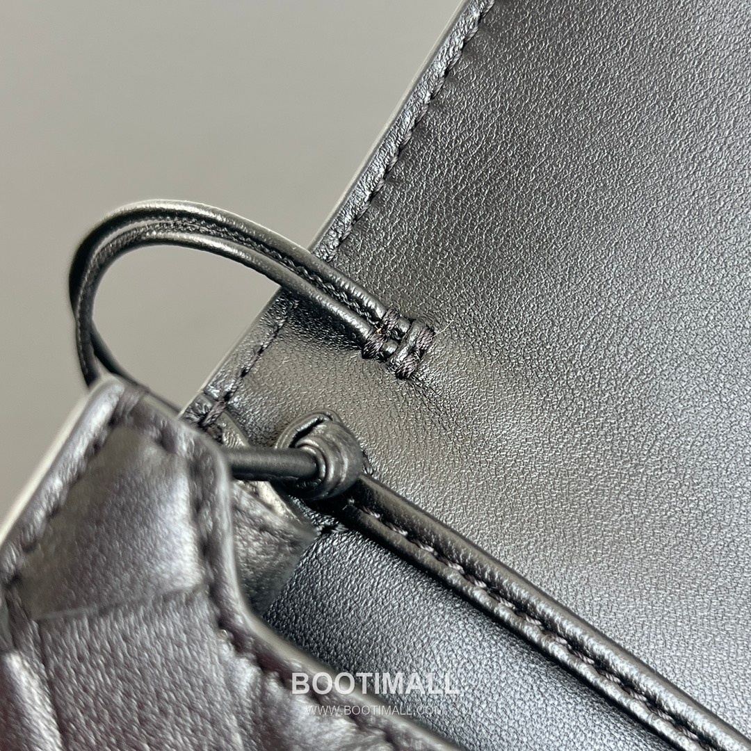 Bottega Veneta Andiamo Envelope Intrecciato Lambskin White Crossbody Bag 보테가 베네타 안디아모 엔벨로프 인트레치아토 램스킨 화이트 크로스백 19cm 12