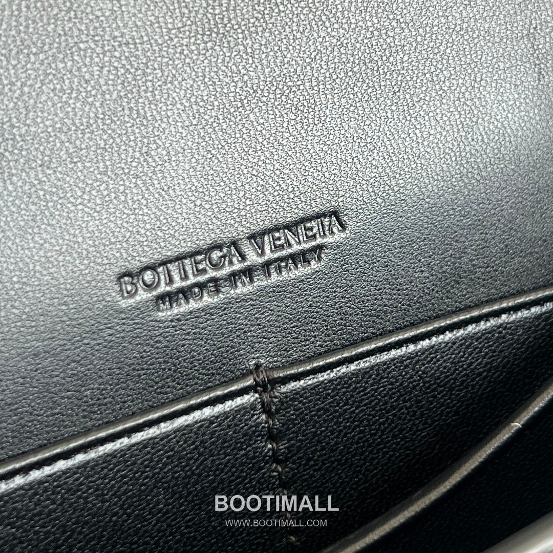 Bottega Veneta Andiamo Envelope Intrecciato Lambskin White Crossbody Bag 보테가 베네타 안디아모 엔벨로프 인트레치아토 램스킨 화이트 크로스백 19cm 13