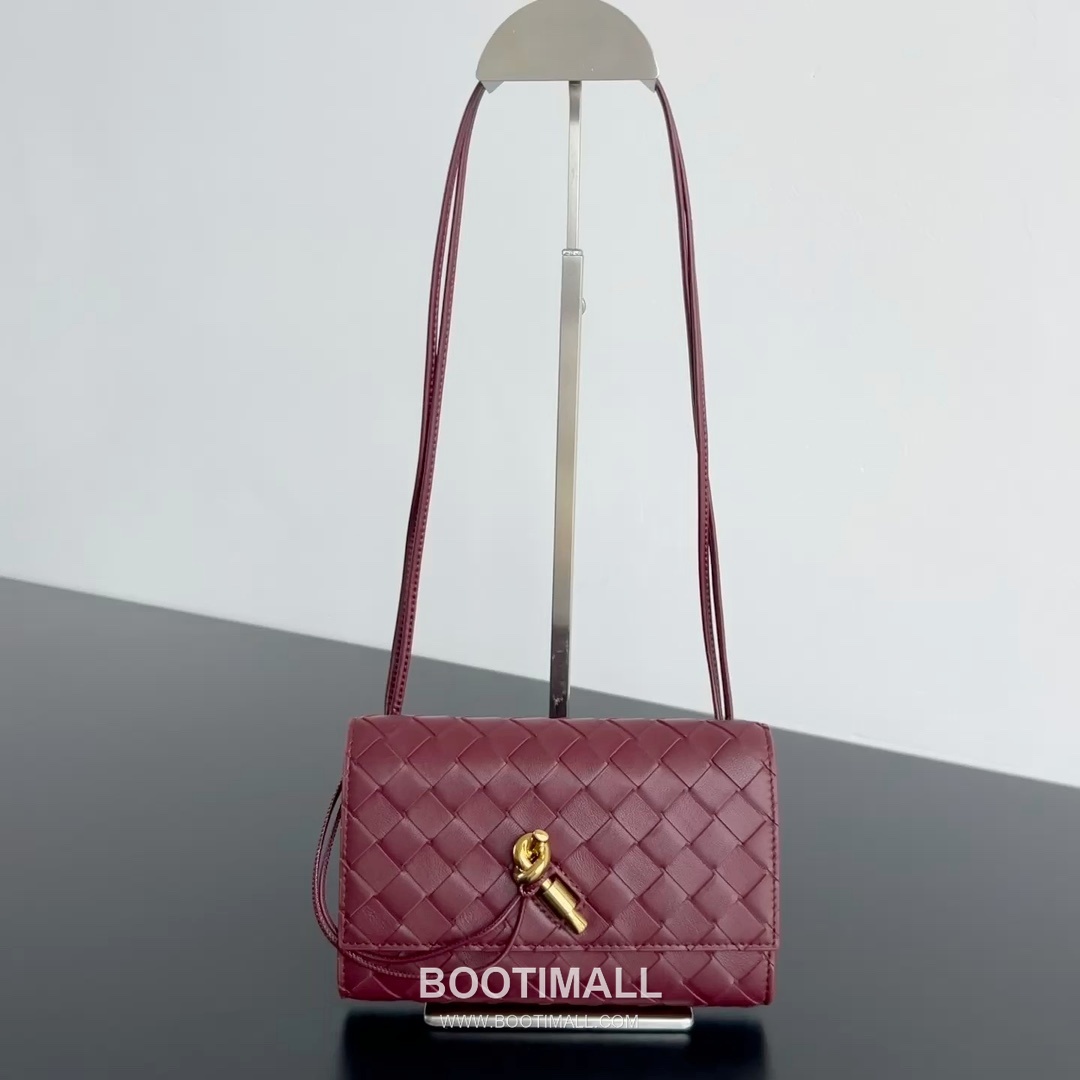 Bottega Veneta Andiamo Envelope Intrecciato Lambskin White Crossbody Bag 보테가 베네타 안디아모 엔벨로프 인트레치아토 램스킨 화이트 크로스백 19cm 1