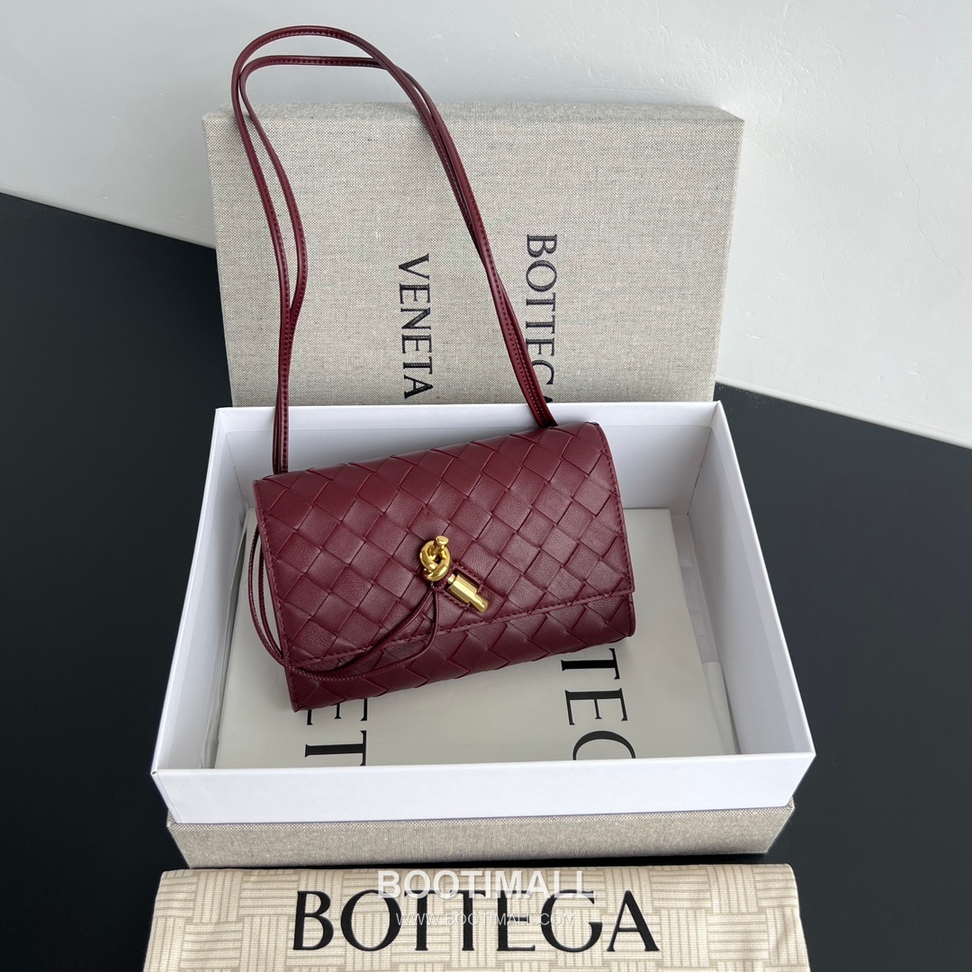 Bottega Veneta Andiamo Envelope Intrecciato Lambskin White Crossbody Bag 보테가 베네타 안디아모 엔벨로프 인트레치아토 램스킨 화이트 크로스백 19cm 2