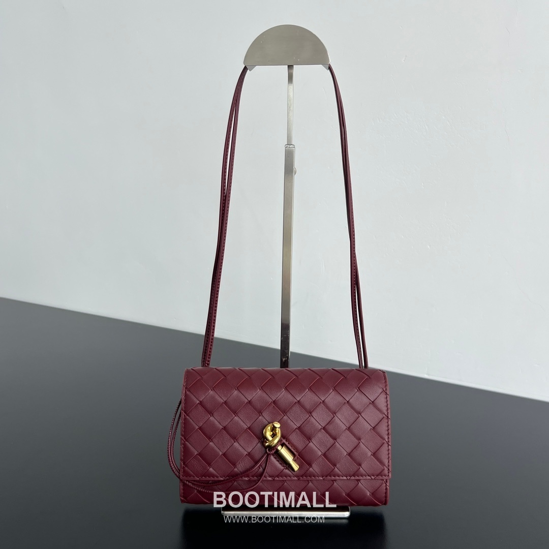 Bottega Veneta Andiamo Envelope Intrecciato Lambskin White Crossbody Bag 보테가 베네타 안디아모 엔벨로프 인트레치아토 램스킨 화이트 크로스백 19cm 3