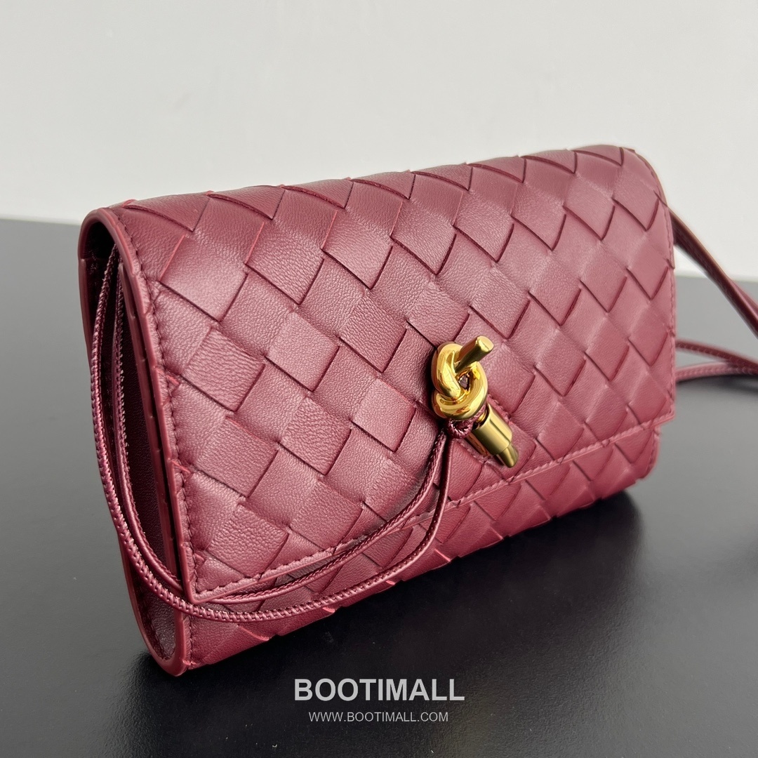 Bottega Veneta Andiamo Envelope Intrecciato Lambskin White Crossbody Bag 보테가 베네타 안디아모 엔벨로프 인트레치아토 램스킨 화이트 크로스백 19cm 4