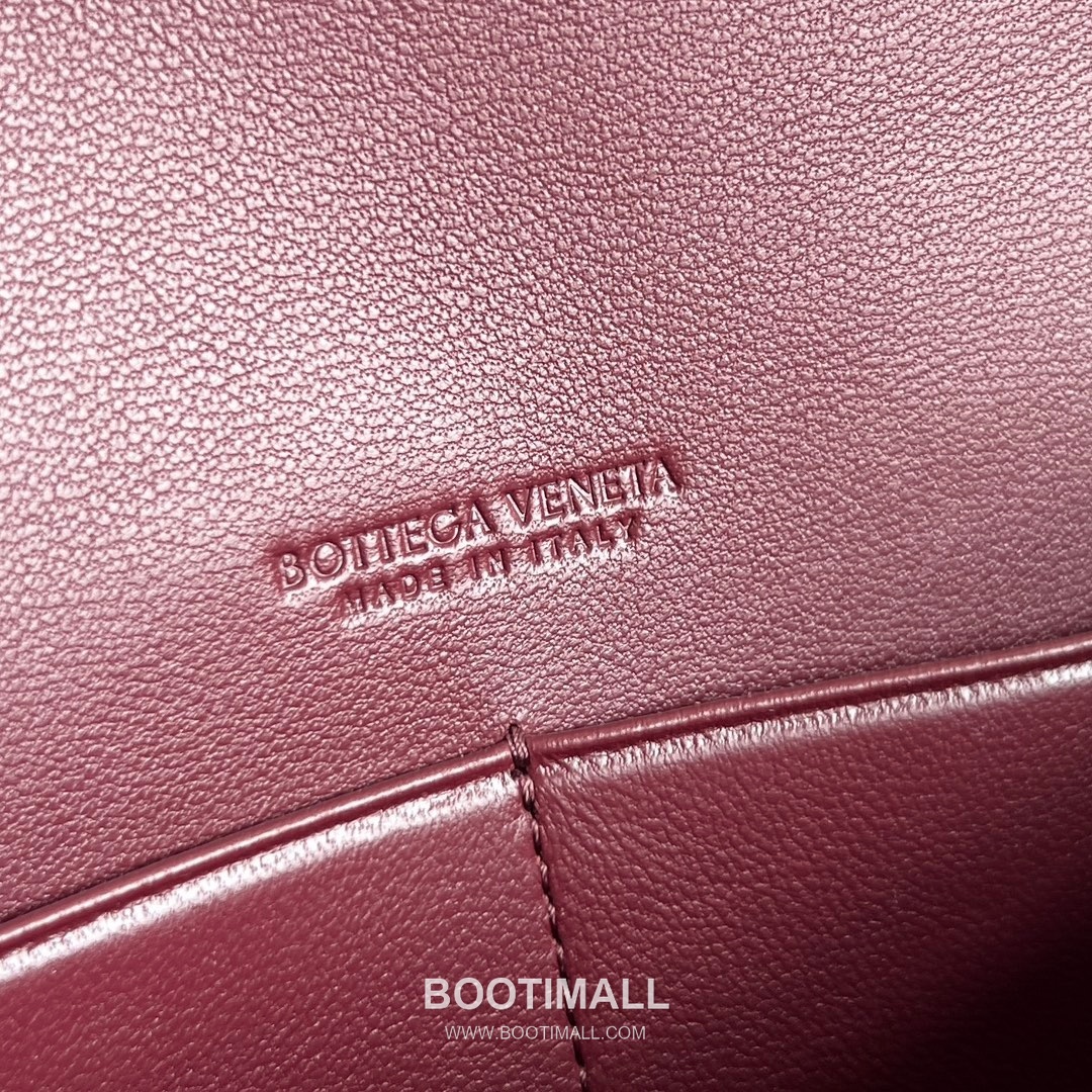 Bottega Veneta Andiamo Envelope Intrecciato Lambskin White Crossbody Bag 보테가 베네타 안디아모 엔벨로프 인트레치아토 램스킨 화이트 크로스백 19cm 11