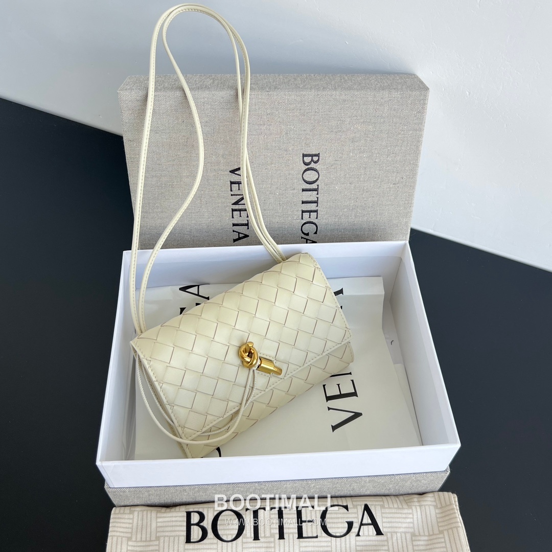 Bottega Veneta Andiamo Envelope Intrecciato Lambskin White Crossbody Bag 보테가 베네타 안디아모 엔벨로프 인트레치아토 램스킨 화이트 크로스백 19cm 4