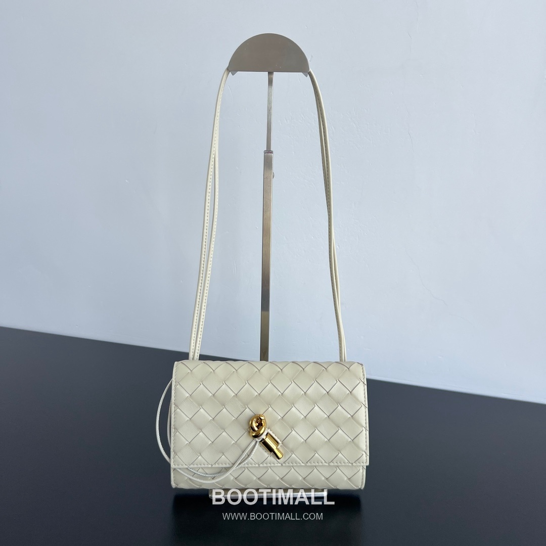 Bottega Veneta Andiamo Envelope Intrecciato Lambskin White Crossbody Bag 보테가 베네타 안디아모 엔벨로프 인트레치아토 램스킨 화이트 크로스백 19cm 5