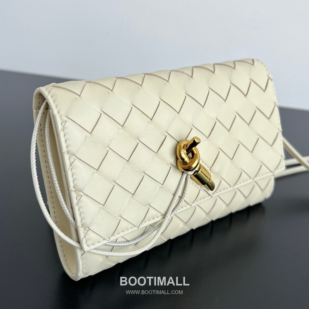 Bottega Veneta Andiamo Envelope Intrecciato Lambskin White Crossbody Bag 보테가 베네타 안디아모 엔벨로프 인트레치아토 램스킨 화이트 크로스백 19cm 6