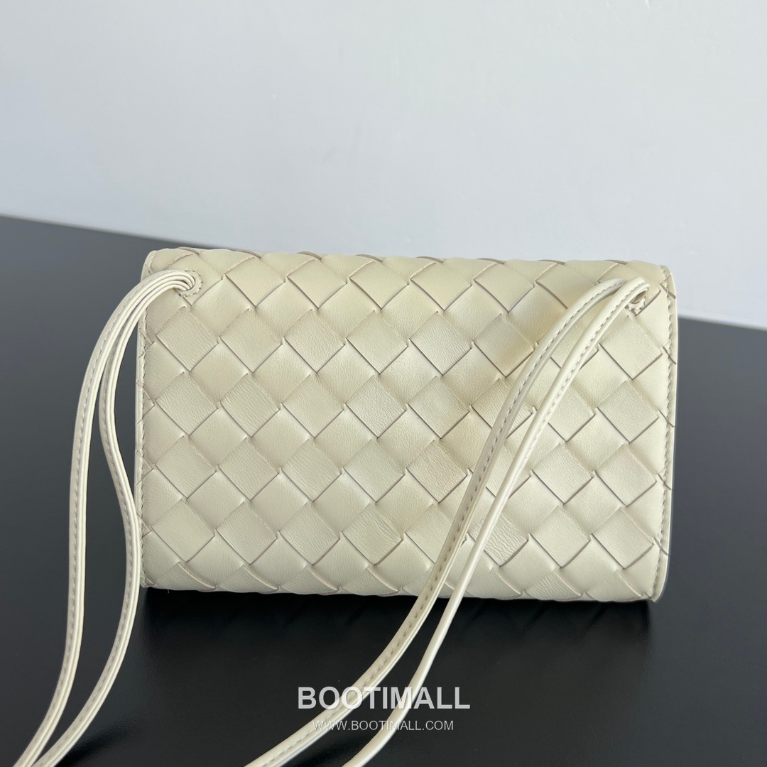 Bottega Veneta Andiamo Envelope Intrecciato Lambskin White Crossbody Bag 보테가 베네타 안디아모 엔벨로프 인트레치아토 램스킨 화이트 크로스백 19cm 7
