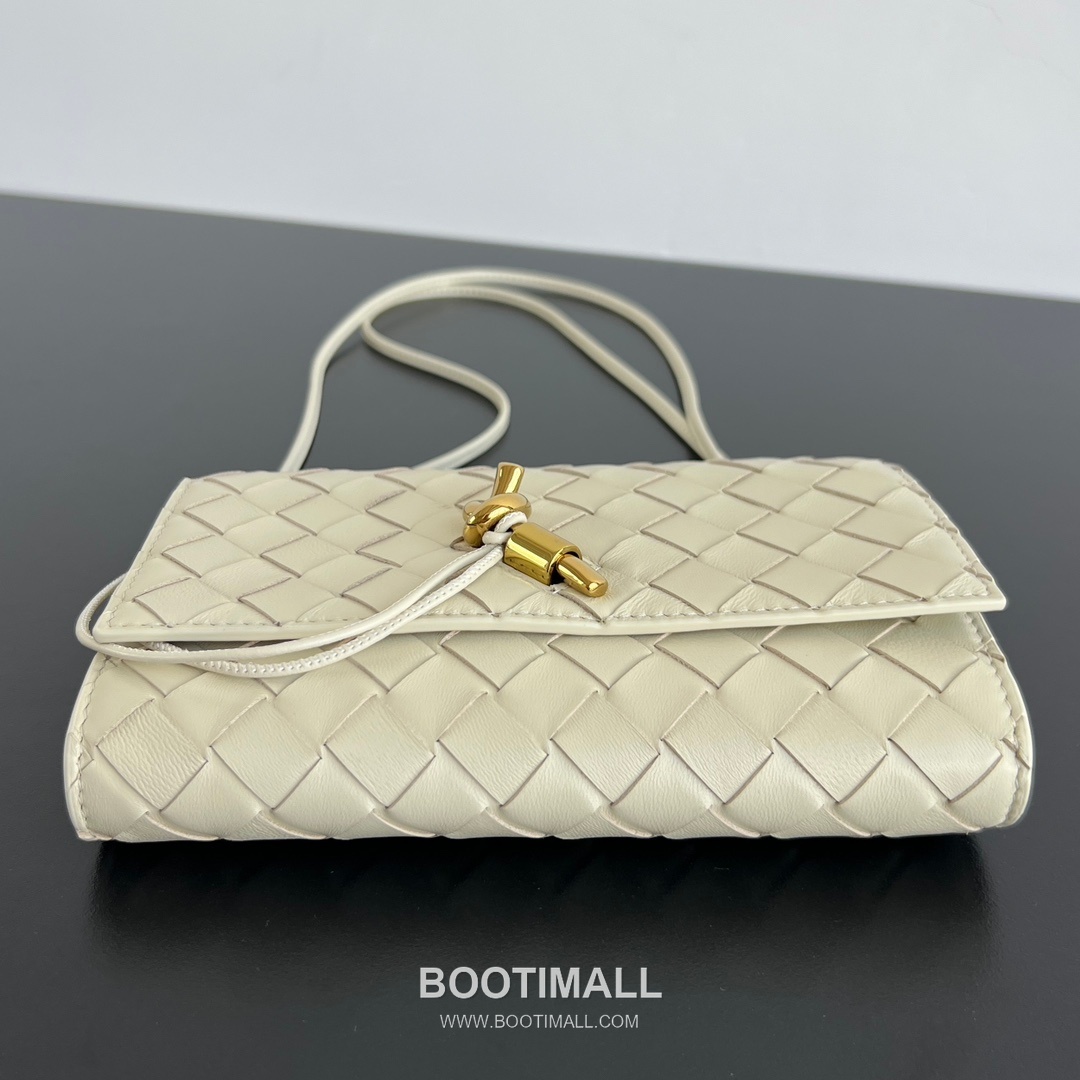 Bottega Veneta Andiamo Envelope Intrecciato Lambskin White Crossbody Bag 보테가 베네타 안디아모 엔벨로프 인트레치아토 램스킨 화이트 크로스백 19cm 8