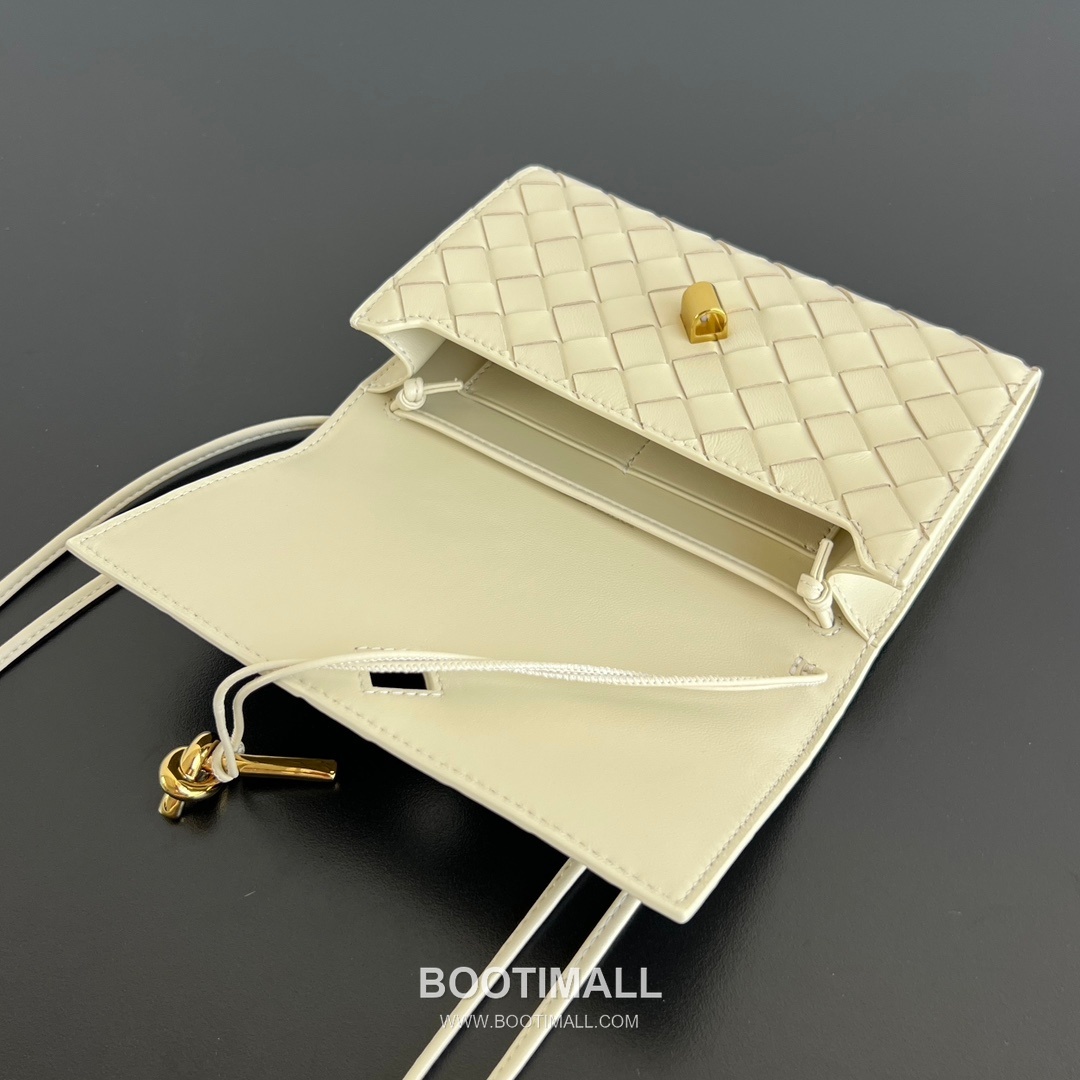 Bottega Veneta Andiamo Envelope Intrecciato Lambskin White Crossbody Bag 보테가 베네타 안디아모 엔벨로프 인트레치아토 램스킨 화이트 크로스백 19cm 9