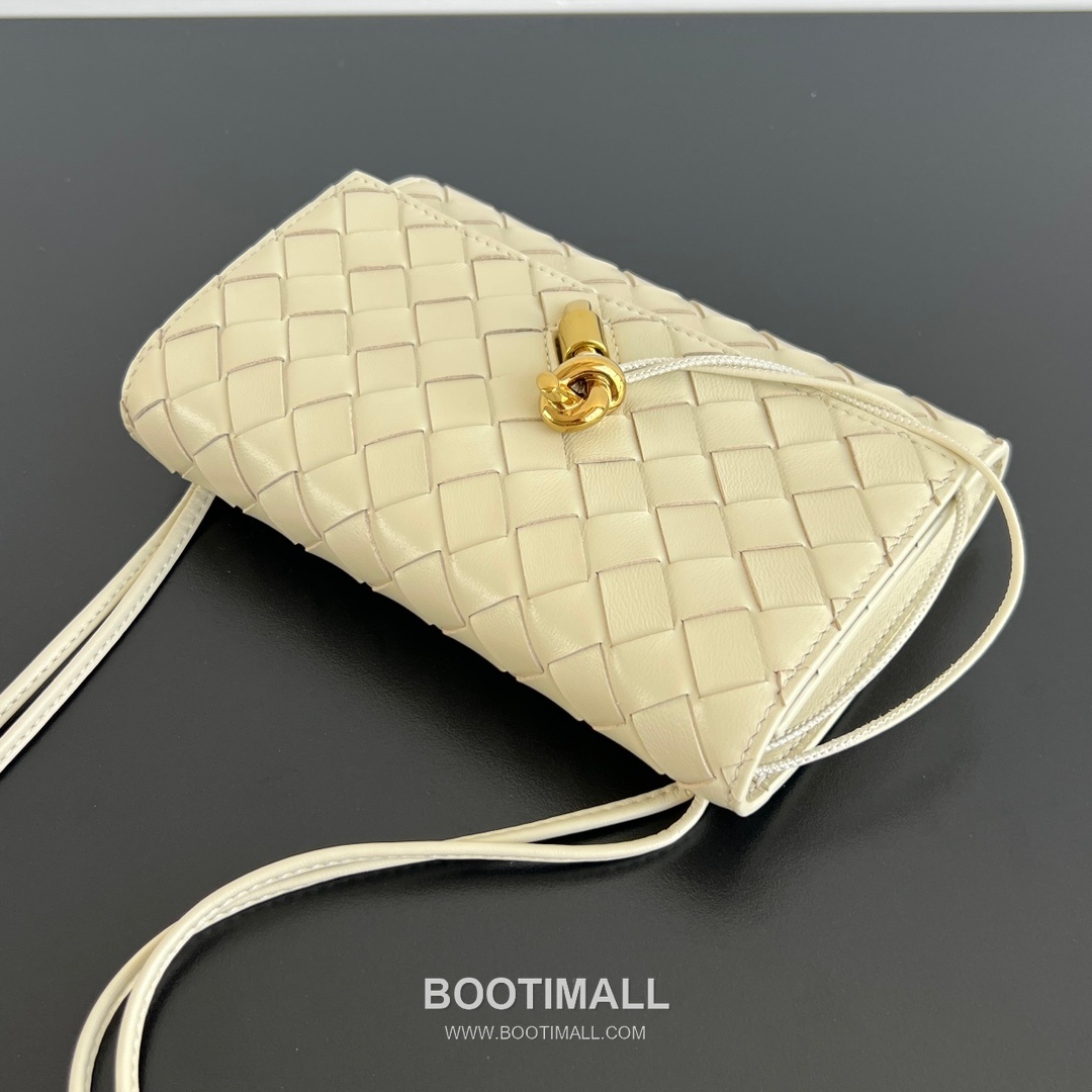 Bottega Veneta Andiamo Envelope Intrecciato Lambskin White Crossbody Bag 보테가 베네타 안디아모 엔벨로프 인트레치아토 램스킨 화이트 크로스백 19cm 10