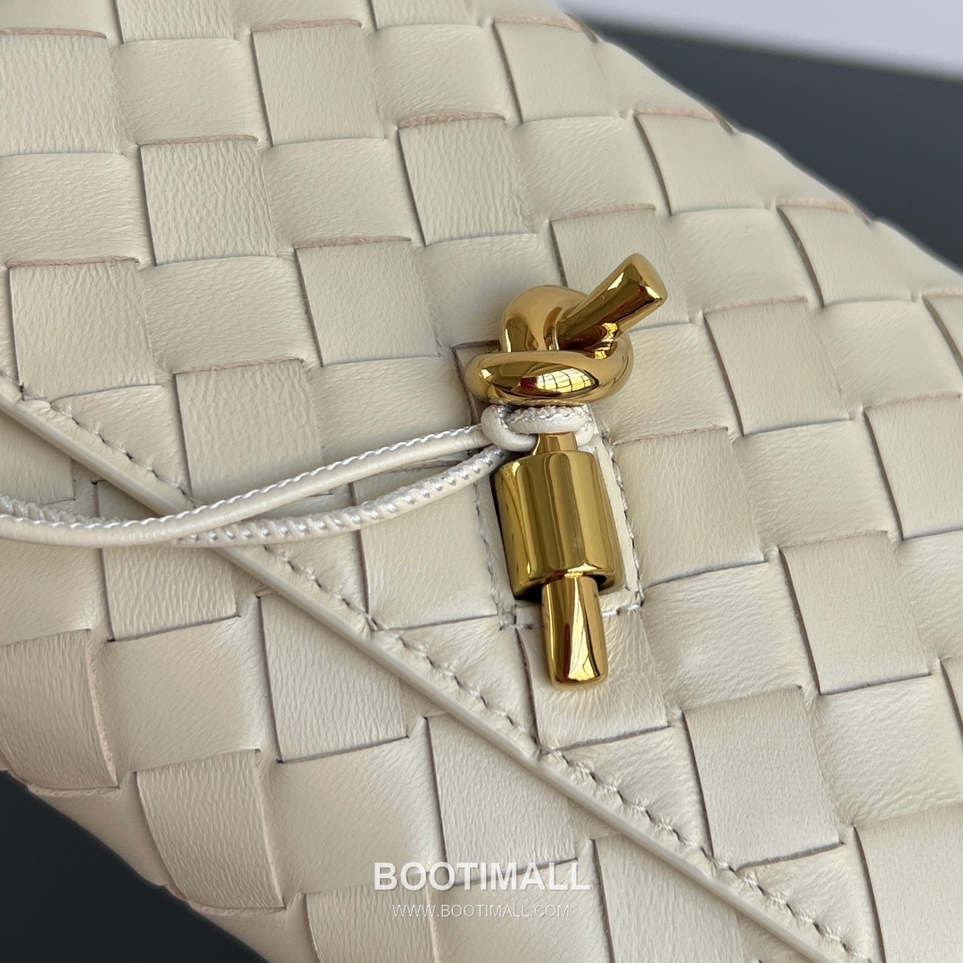 Bottega Veneta Andiamo Envelope Intrecciato Lambskin White Crossbody Bag 보테가 베네타 안디아모 엔벨로프 인트레치아토 램스킨 화이트 크로스백 19cm 11