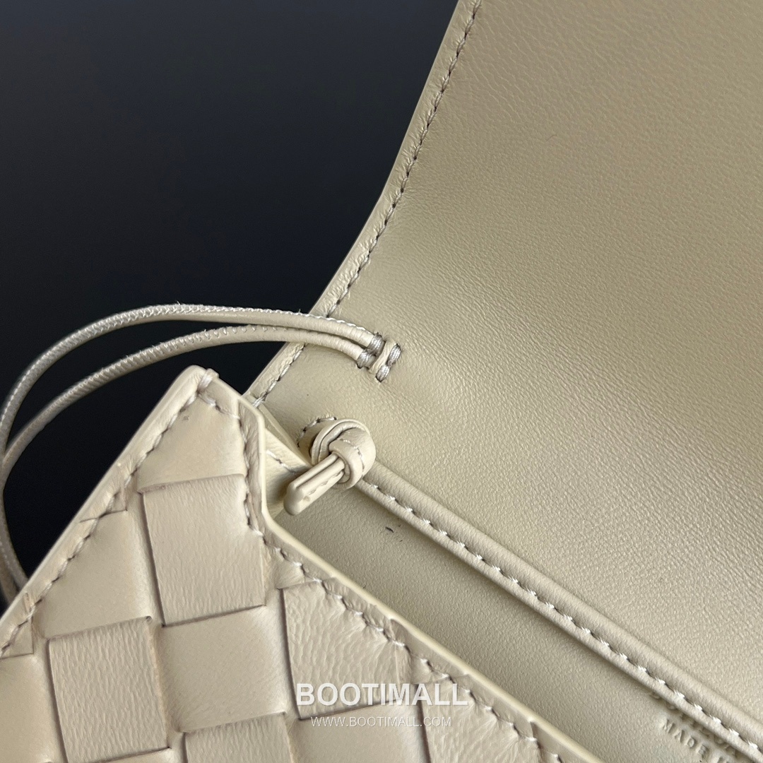 Bottega Veneta Andiamo Envelope Intrecciato Lambskin White Crossbody Bag 보테가 베네타 안디아모 엔벨로프 인트레치아토 램스킨 화이트 크로스백 19cm 12