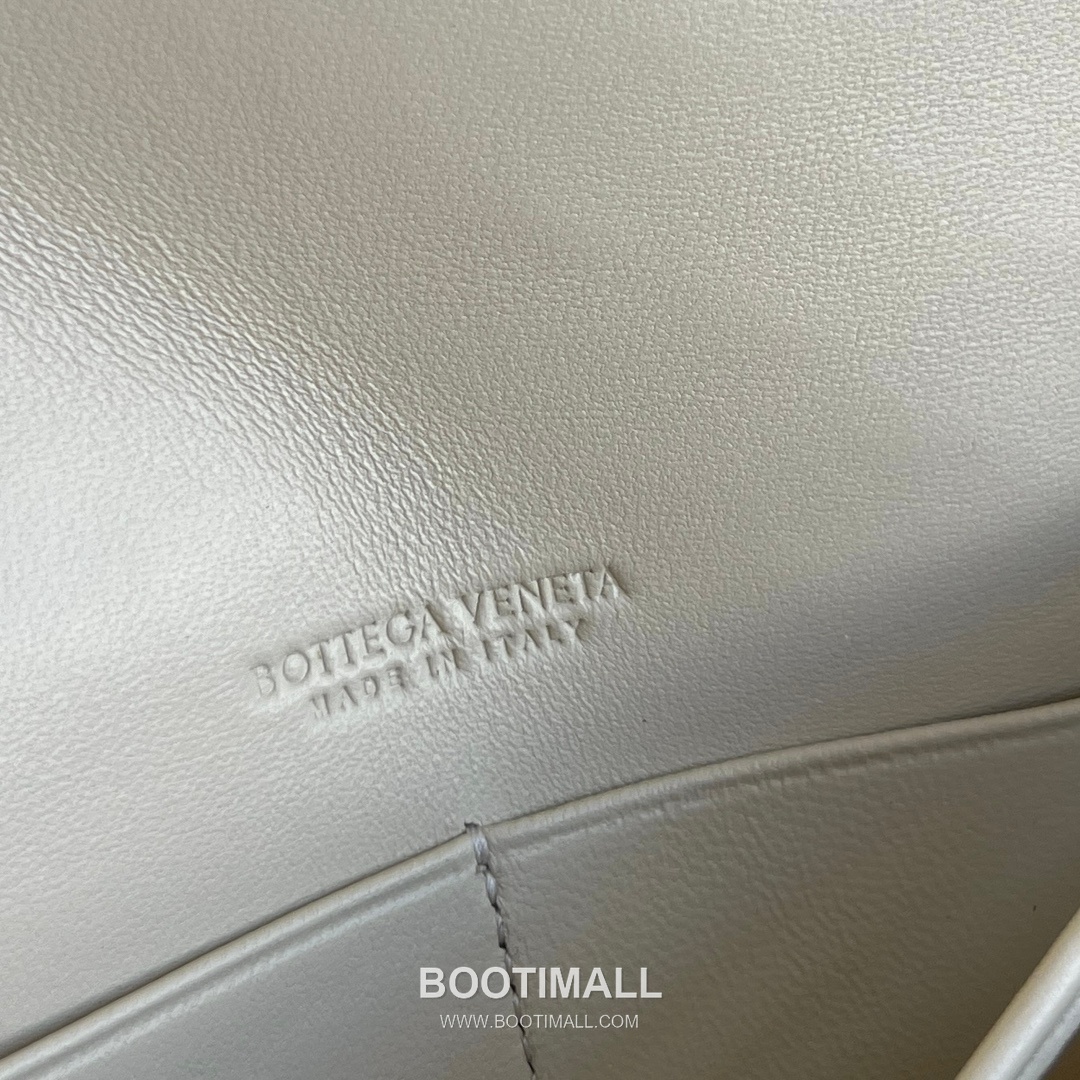 Bottega Veneta Andiamo Envelope Intrecciato Lambskin White Crossbody Bag 보테가 베네타 안디아모 엔벨로프 인트레치아토 램스킨 화이트 크로스백 19cm 13