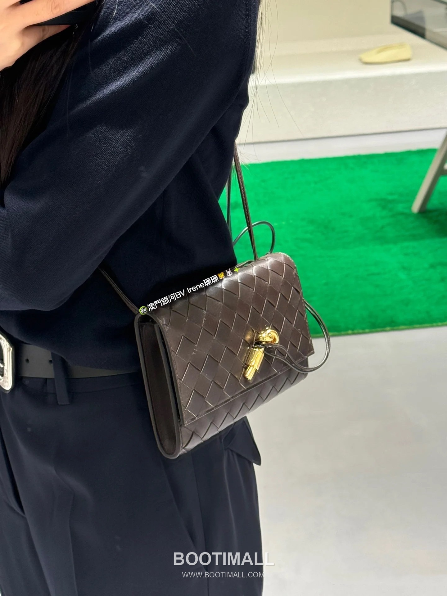 Bottega Veneta Andiamo Envelope Intrecciato Lambskin White Crossbody Bag 보테가 베네타 안디아모 엔벨로프 인트레치아토 램스킨 화이트 크로스백 19cm 1