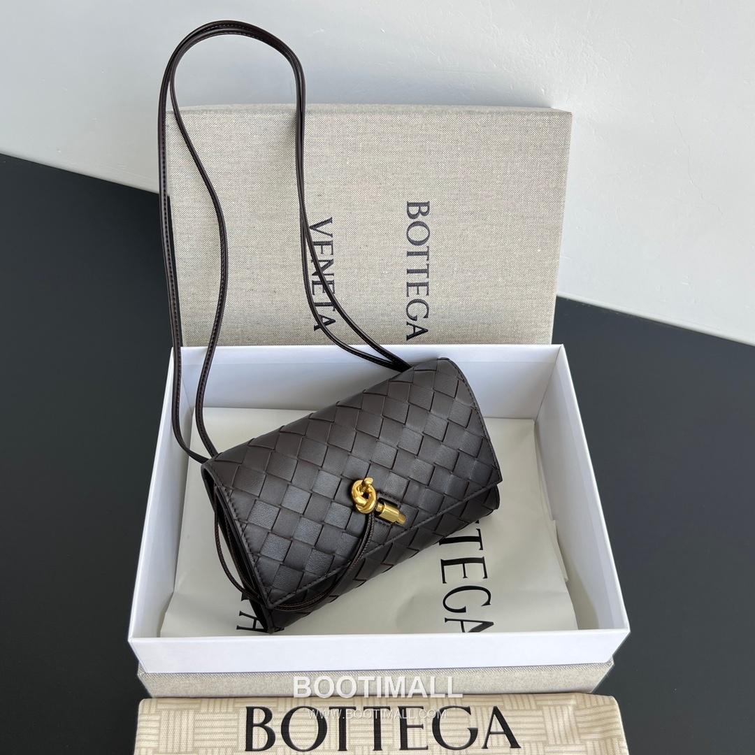Bottega Veneta Andiamo Envelope Intrecciato Lambskin White Crossbody Bag 보테가 베네타 안디아모 엔벨로프 인트레치아토 램스킨 화이트 크로스백 19cm 3
