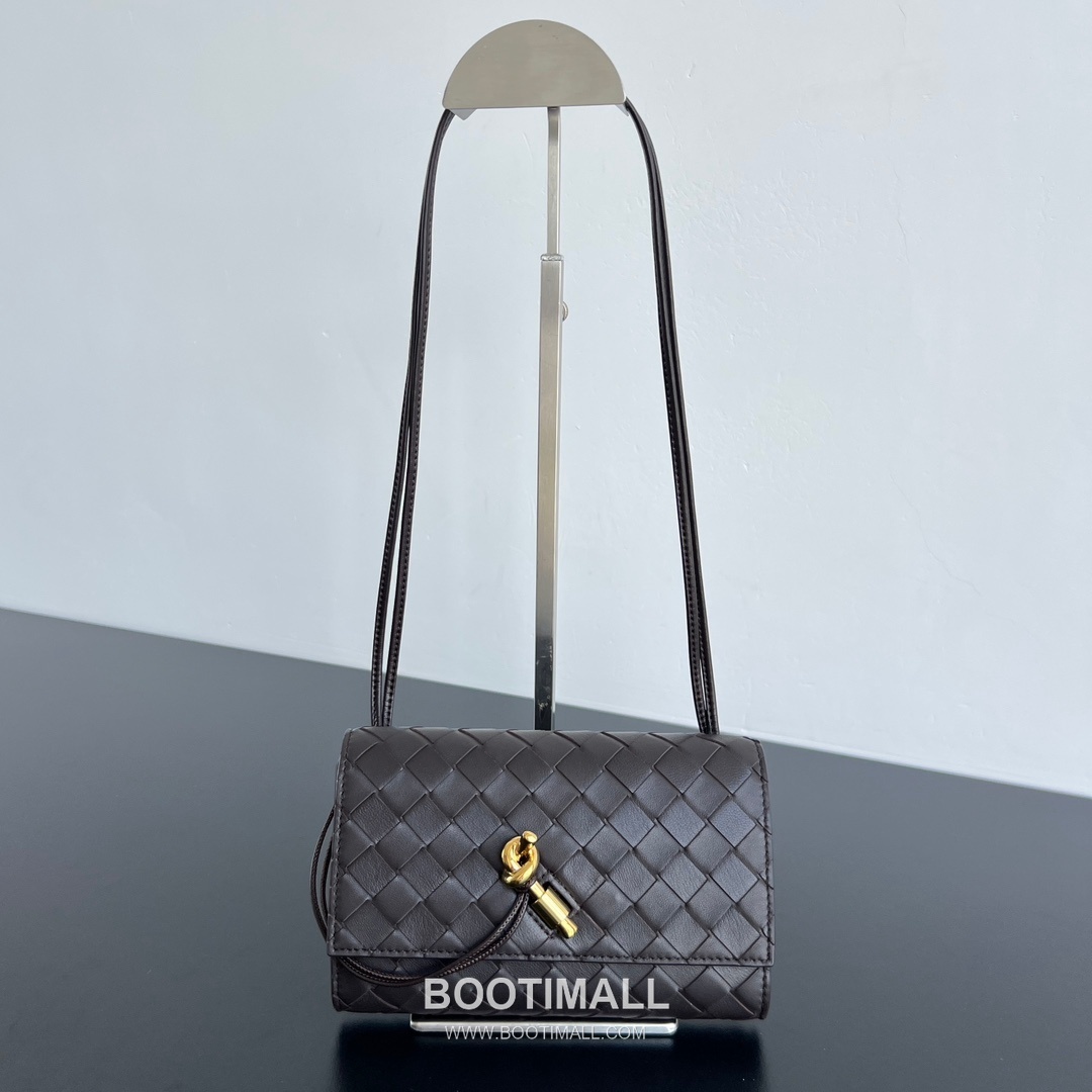 Bottega Veneta Andiamo Envelope Intrecciato Lambskin White Crossbody Bag 보테가 베네타 안디아모 엔벨로프 인트레치아토 램스킨 화이트 크로스백 19cm 4