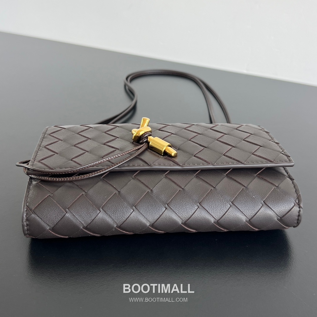 Bottega Veneta Andiamo Envelope Intrecciato Lambskin White Crossbody Bag 보테가 베네타 안디아모 엔벨로프 인트레치아토 램스킨 화이트 크로스백 19cm 7