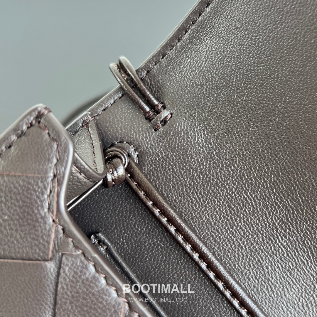 Bottega Veneta Andiamo Envelope Intrecciato Lambskin White Crossbody Bag 보테가 베네타 안디아모 엔벨로프 인트레치아토 램스킨 화이트 크로스백 19cm 11