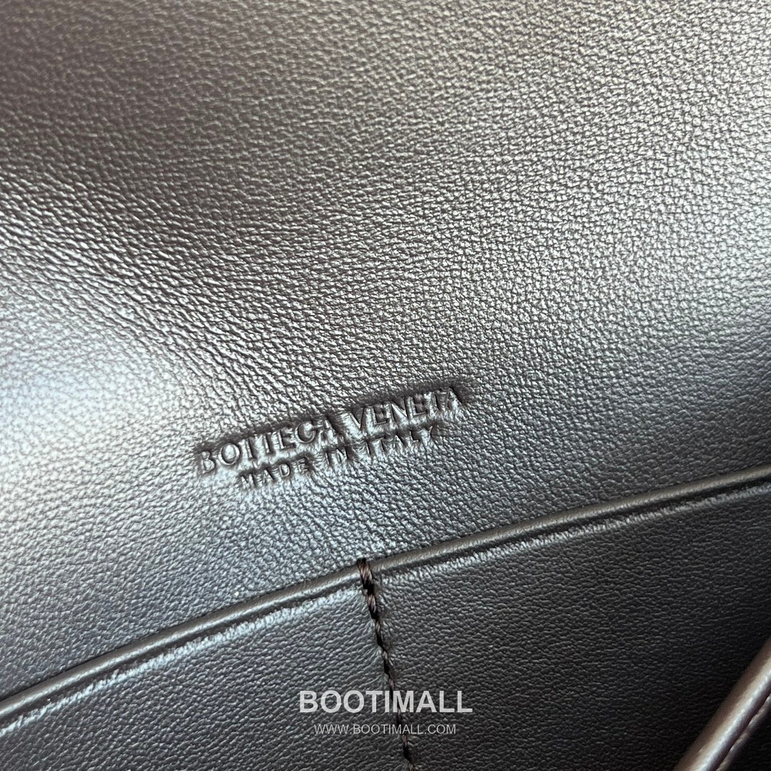 Bottega Veneta Andiamo Envelope Intrecciato Lambskin White Crossbody Bag 보테가 베네타 안디아모 엔벨로프 인트레치아토 램스킨 화이트 크로스백 19cm 12