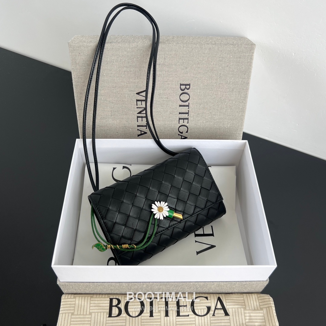 Bottega Veneta Andiamo Envelope Bag Woven Lambskin Black Crossbody Bag 보테가 베네타 안디아모 엔벨로프 백 위빙 램스킨 블랙 크로스백 19cm 1