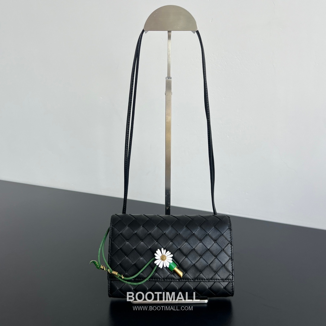 Bottega Veneta Andiamo Envelope Bag Woven Lambskin Black Crossbody Bag 보테가 베네타 안디아모 엔벨로프 백 위빙 램스킨 블랙 크로스백 19cm 2