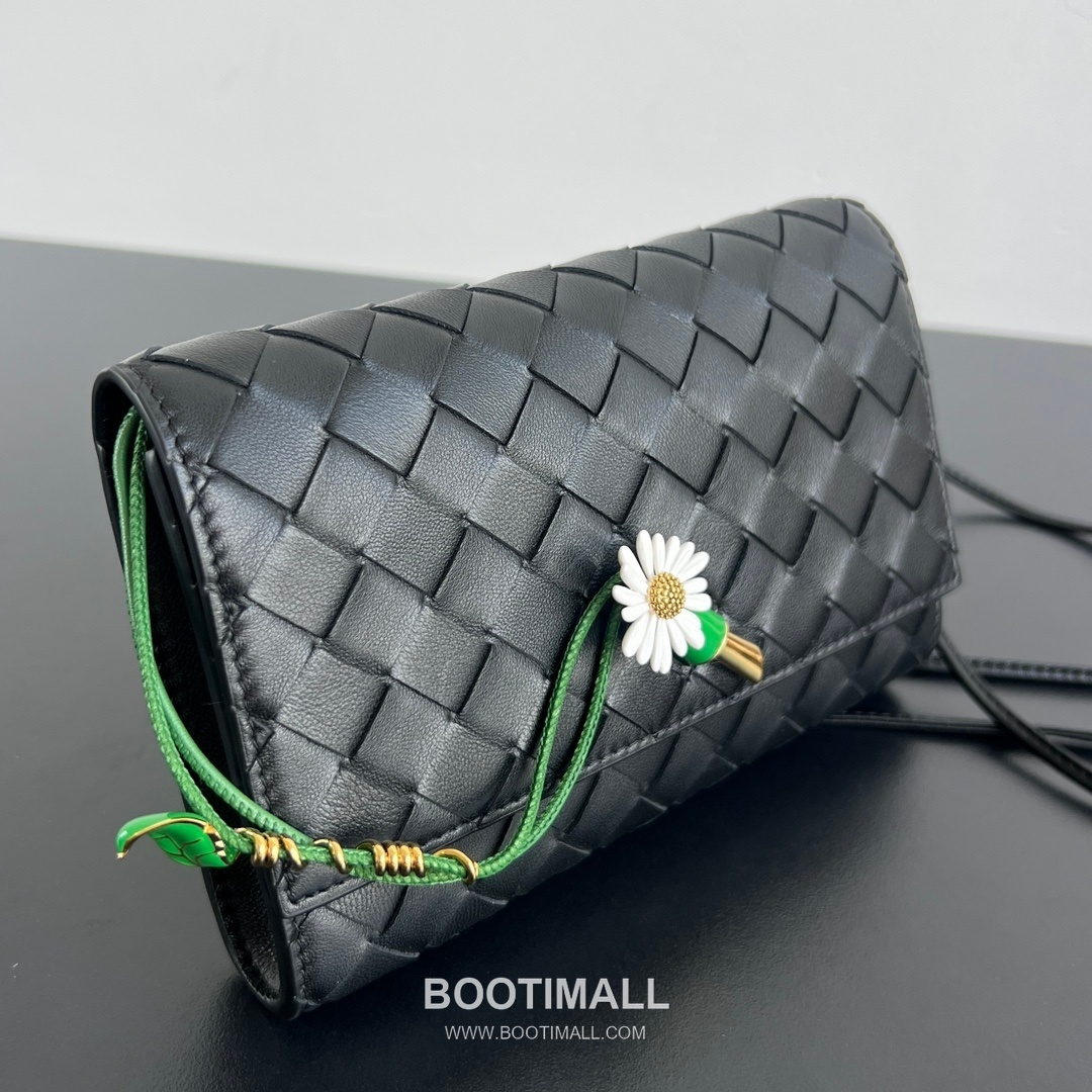 Bottega Veneta Andiamo Envelope Bag Woven Lambskin Black Crossbody Bag 보테가 베네타 안디아모 엔벨로프 백 위빙 램스킨 블랙 크로스백 19cm 3