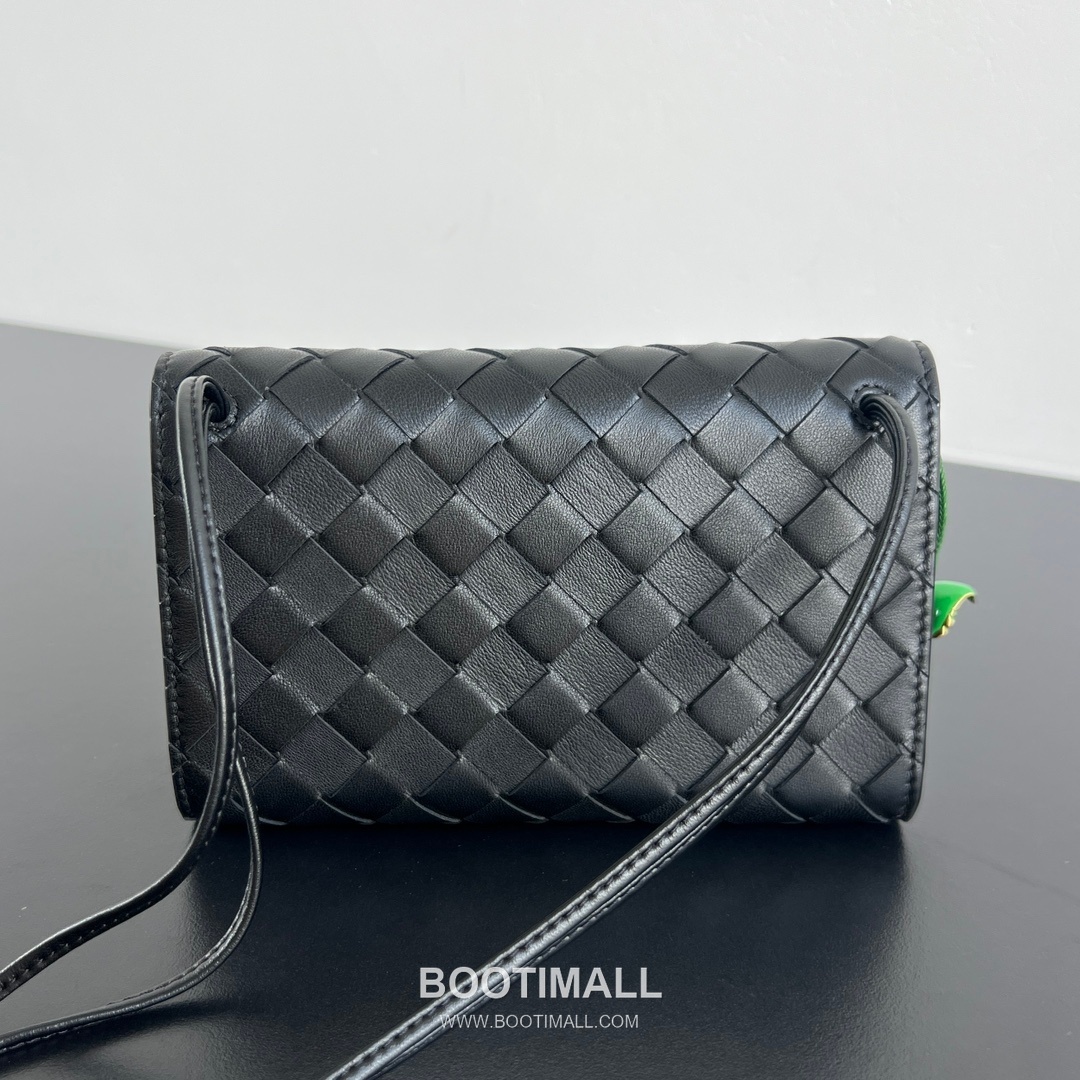 Bottega Veneta Andiamo Envelope Bag Woven Lambskin Black Crossbody Bag 보테가 베네타 안디아모 엔벨로프 백 위빙 램스킨 블랙 크로스백 19cm 4