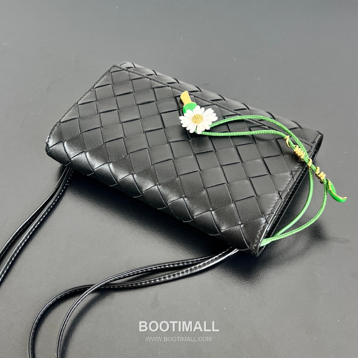 Bottega Veneta Andiamo Envelope Bag Woven Lambskin Black Crossbody Bag 보테가 베네타 안디아모 엔벨로프 백 위빙 램스킨 블랙 크로스백 19cm 5